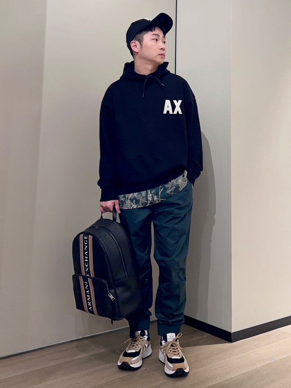 「AXchanger、AXchange、armaniexchange、アルマーニエクスチェンジ、春服デビュー宣言、レイヤードスタイル、カラーパンツ、ビッグシルエット、ロゴスウェット、ストリート、春服みてみて、スニーカー、キャップ、パーカー、ブラック」｜「ARMANI EXCHANGEの【A|X アルマーニ エクスチェンジ】ロゴ　レースアップスニーカー（スニーカー、ベージュ系）」を使った、🔩J.HARAさん（メンズ・167cm）の春コーディネートの1枚目の写真