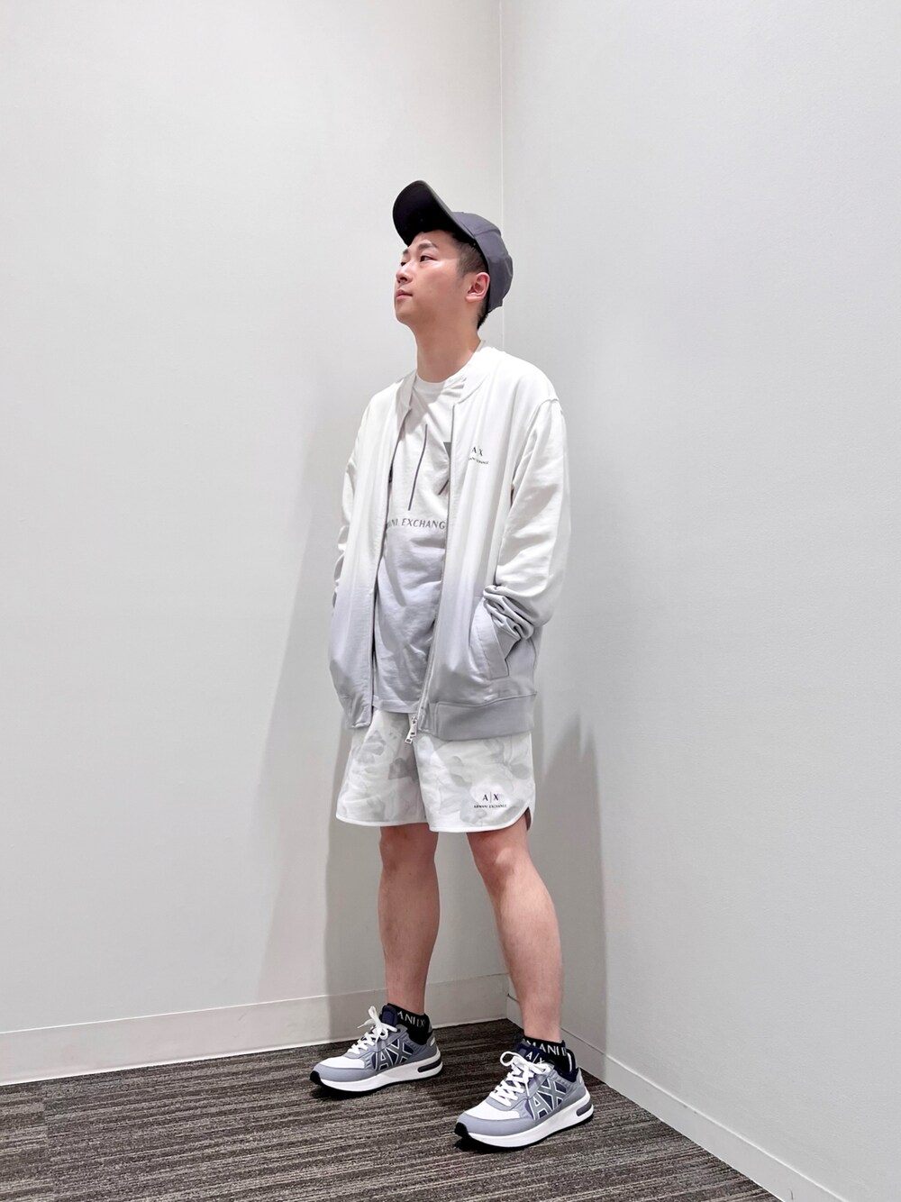 グレー系のTシャツ/カットソー、グレー系のスウェット、ホワイト系のその他パンツを着用したメンズの夏コーディネートの1枚目の写真