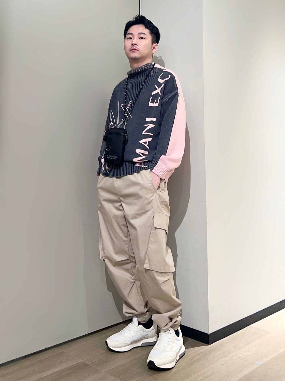 「AXchanger、AXchange、armaniexchange、アルマーニエクスチェンジ、ミニバッグ、韓国ファッション、休日スタイル、スニーカー、淡色コーデ、ストリート、秋コーデ、カーゴパンツ、ベージュ、お出かけコーデ、きれいめカジュアル」｜「ARMANI EXCHANGEの【A|X アルマーニ エクスチェンジ】ボリュームソール　レースアップスニーカー（スニーカー、ホワイト系）」を使った、🔩J.HARAさん（メンズ・167cm）の秋コーディネートの1枚目の写真