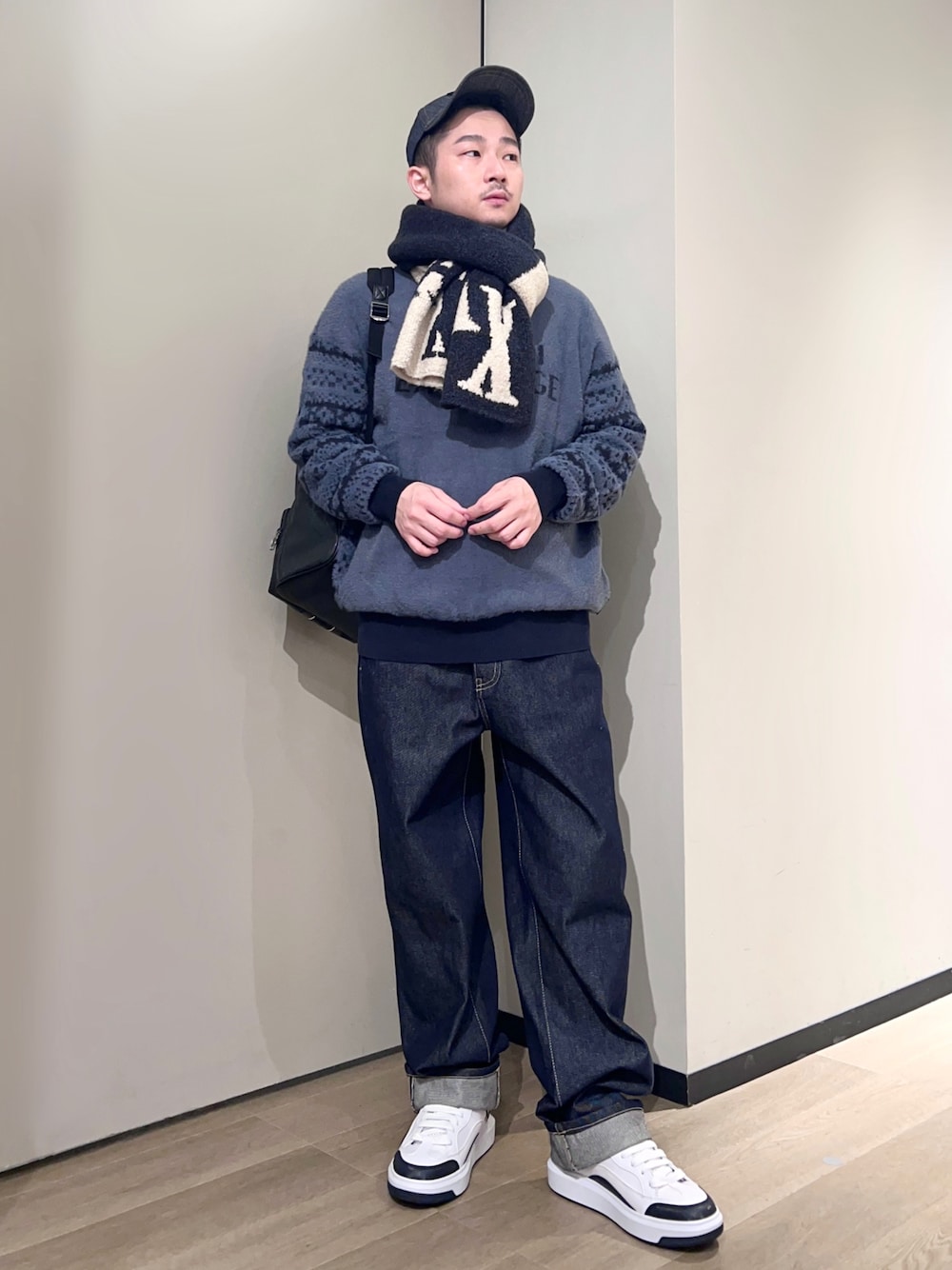「AXchanger、AXchange、armaniexchange、アルマーニエクスチェンジ、ファッションを楽しもう、スニーカー、デニム、冬コーデ、ニット、ストリート、マフラーぐるぐる、韓国ファッション、淡色コーデ、ワントーンコーデ、秋冬コーデ」｜「ARMANI EXCHANGEの【A|X アルマーニ エクスチェンジ】レースアップスニーカー（スニーカー、ホワイト系）」を使った、🔩J.HARAさん（メンズ・167cm）の秋コーディネートの1枚目の写真