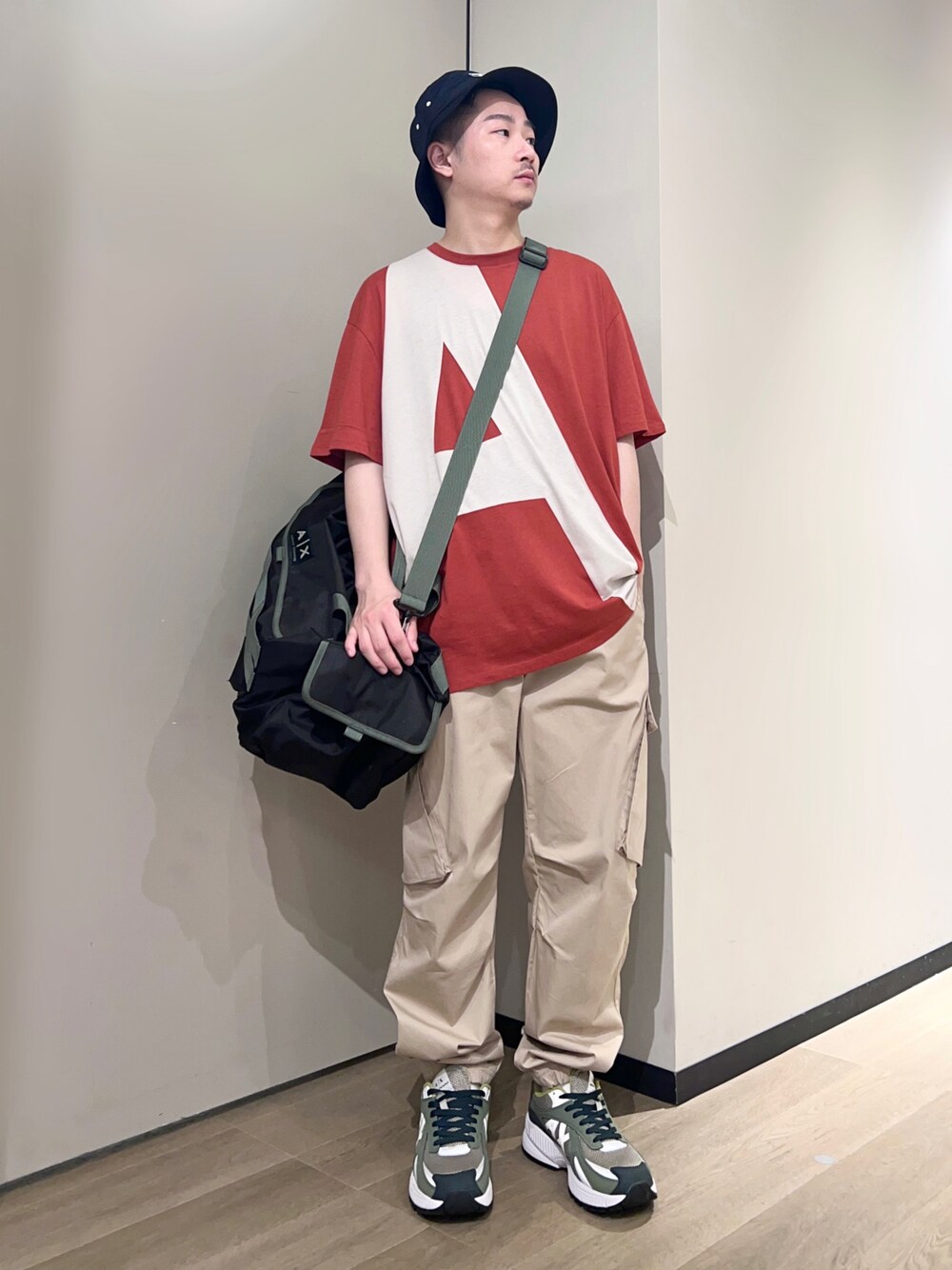 「AXchanger、AXchange、armaniexchange、アルマーニエクスチェンジ、お出かけコーデ、アウトドアスタイル、スニーカー、ストリート、淡色コーデ、カーゴパンツ、アツいコーデ全部見せ、ボストンバッグ、バケットハット、夏コーデ、オーバーサイズ」｜「ARMANI EXCHANGEの【A|X アルマーニ エクスチェンジ】SUMMER BEATS　カーゴパンツ（カーゴパンツ、ベージュ系）」を使った、🔩J.HARAさん（メンズ・167cm）の夏コーディネートの1枚目の写真