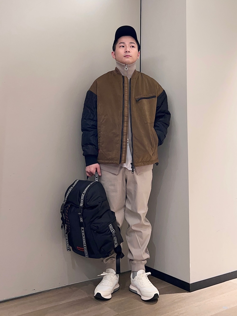 「AXchanger、AXchange、armaniexchange、アルマーニエクスチェンジ、アルマーニ、秋冬コーデ、ボンバージャケット、MA-1、ドライバーズニット、ベージュ、ワントーンコーデ、ブラウン、ootd、休日スタイル、カジュアルコーデ」｜「ARMANI EXCHANGEの【A|X アルマーニ エクスチェンジ】AXロゴ　キャップ（キャップ、ブラック系）」を使った、🔩J.HARAさん（メンズ・167cm）の秋コーディネートの1枚目の写真