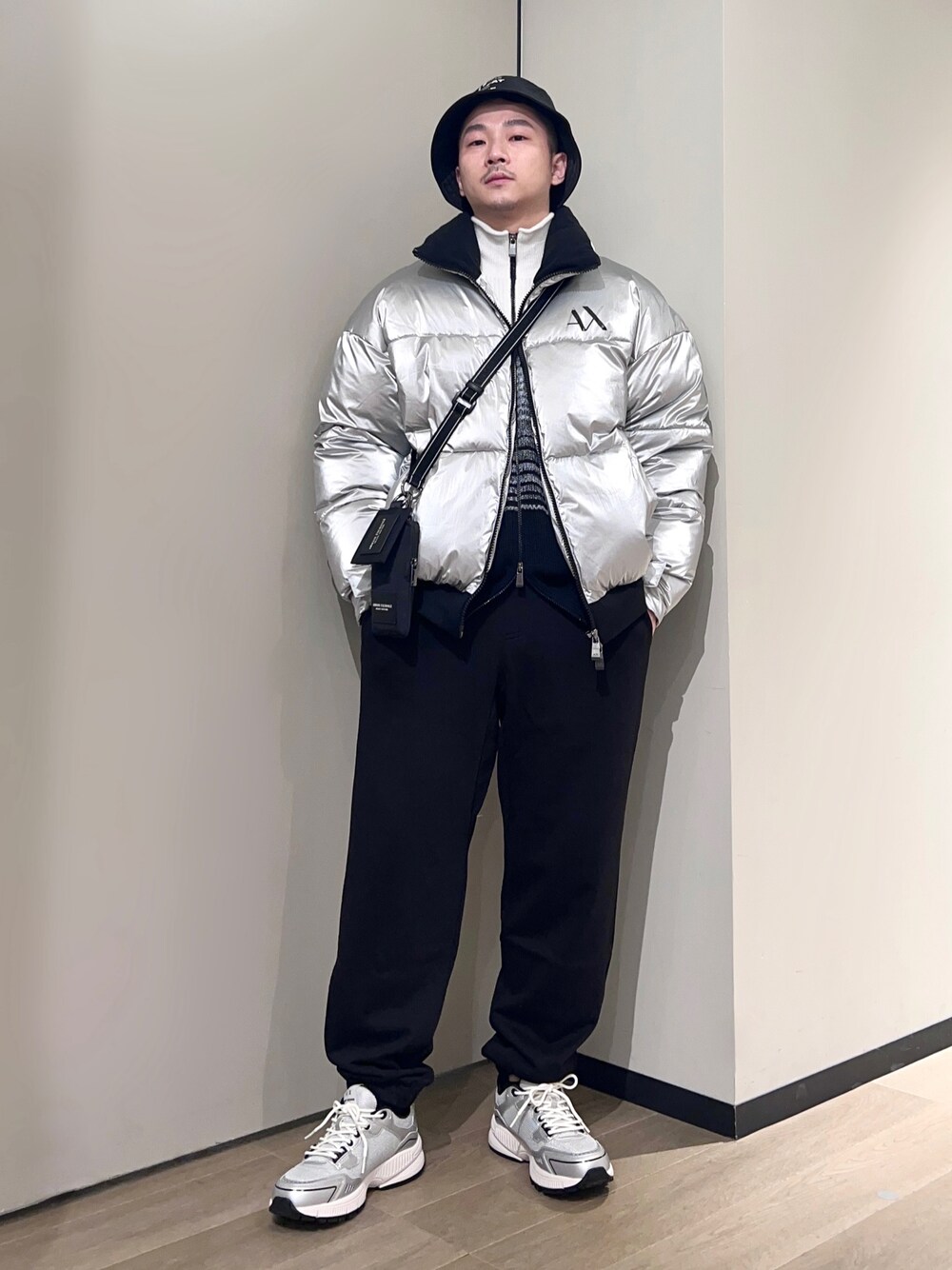 「AXchanger、AXchange、armaniexchange、アルマーニエクスチェンジ、スニーカー、冬コーデ、秋冬コーデ、ストリート、韓国ファッション、冬アウター、ダウンジャケット、休日スタイル、モノトーン、レイヤードスタイル、ニット」｜「ARMANI EXCHANGEの【A|X アルマーニ エクスチェンジ】AXロゴ　レースアップスニーカー（スニーカー、シルバー系）」を使った、🔩J.HARAさん（メンズ・167cm）の秋コーディネートの1枚目の写真