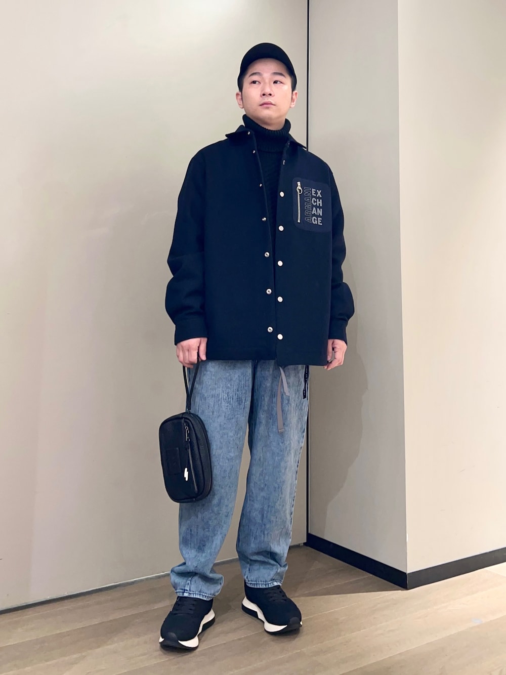 「WelcomeARMANI、ARMANIworld、armaniexchange、AXchanger、AXchange、アルマーニエクスチェンジ、コーチジャケット、タートルネック、ケミカルウォッシュ、ストリート、秋コーデ、冬コーデ、ootd、レイヤードスタイル、いいね、save、フォローお願いします🤑」｜「ARMANI EXCHANGEの【A|X アルマーニ エクスチェンジ】A|Xロゴ　ポーチ（ポーチ、ブラック系）」を使った、🔩J.HARAさん（メンズ・167cm）の秋コーディネートの1枚目の写真