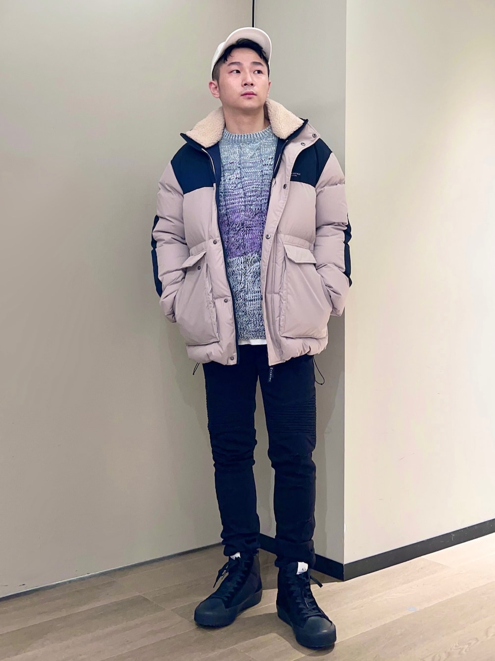 「AXchanger、AXchange、armaniexchange、ARMANIworld、アルマーニエクスチェンジ、WelcomeARMANI、ダウンジャケット、ペールトーン、冬コーデ、ニット、黒スキニー、カジュアルコーデ、ストリート、ベージュ、ootd」｜「ARMANI EXCHANGEの【A|X アルマーニ エクスチェンジ】ロゴ　パネルキャップ（キャップ、ホワイト系）」を使った、🔩J.HARAさん（メンズ・167cm）の秋コーディネートの1枚目の写真