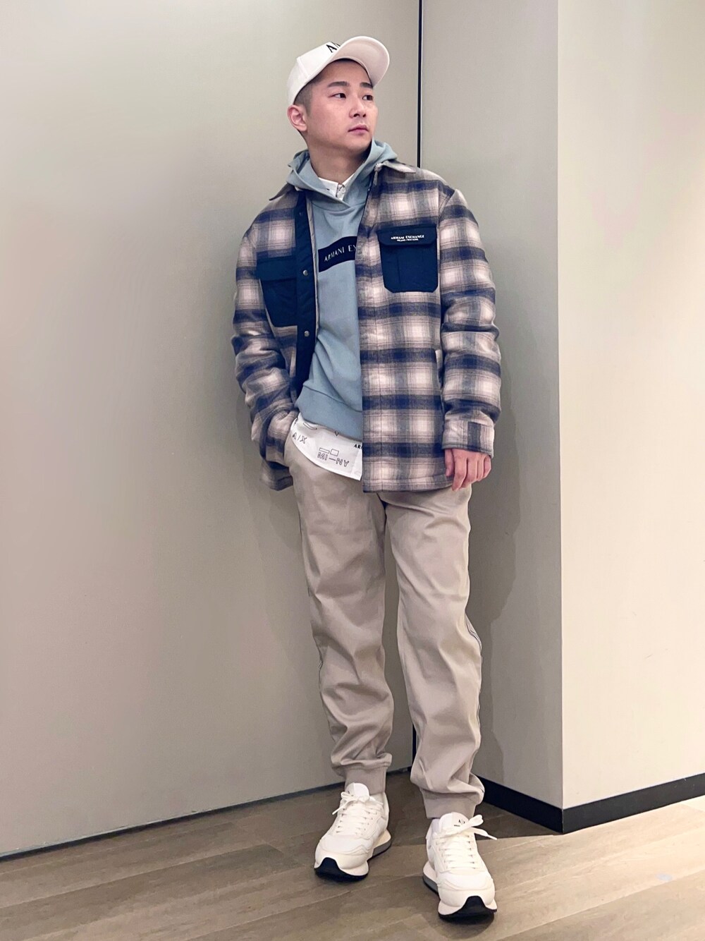 「AXchanger、AXchange、armaniexchange、ARMANIworld、アルマーニエクスチェンジ、クリスマスに着たい服、レイヤードスタイル、休日スタイル、ロゴスウェット、チェック、冬コーデ、スニーカー、シャツジャケット、ミントグリーン、ootd」｜「ARMANI EXCHANGEの【A|X アルマーニ エクスチェンジ】チェックデザイン　シャツジャケット（その他アウター、ホワイト系）」を使った、🔩J.HARAさん（メンズ・167cm）の冬コーディネートの1枚目の写真