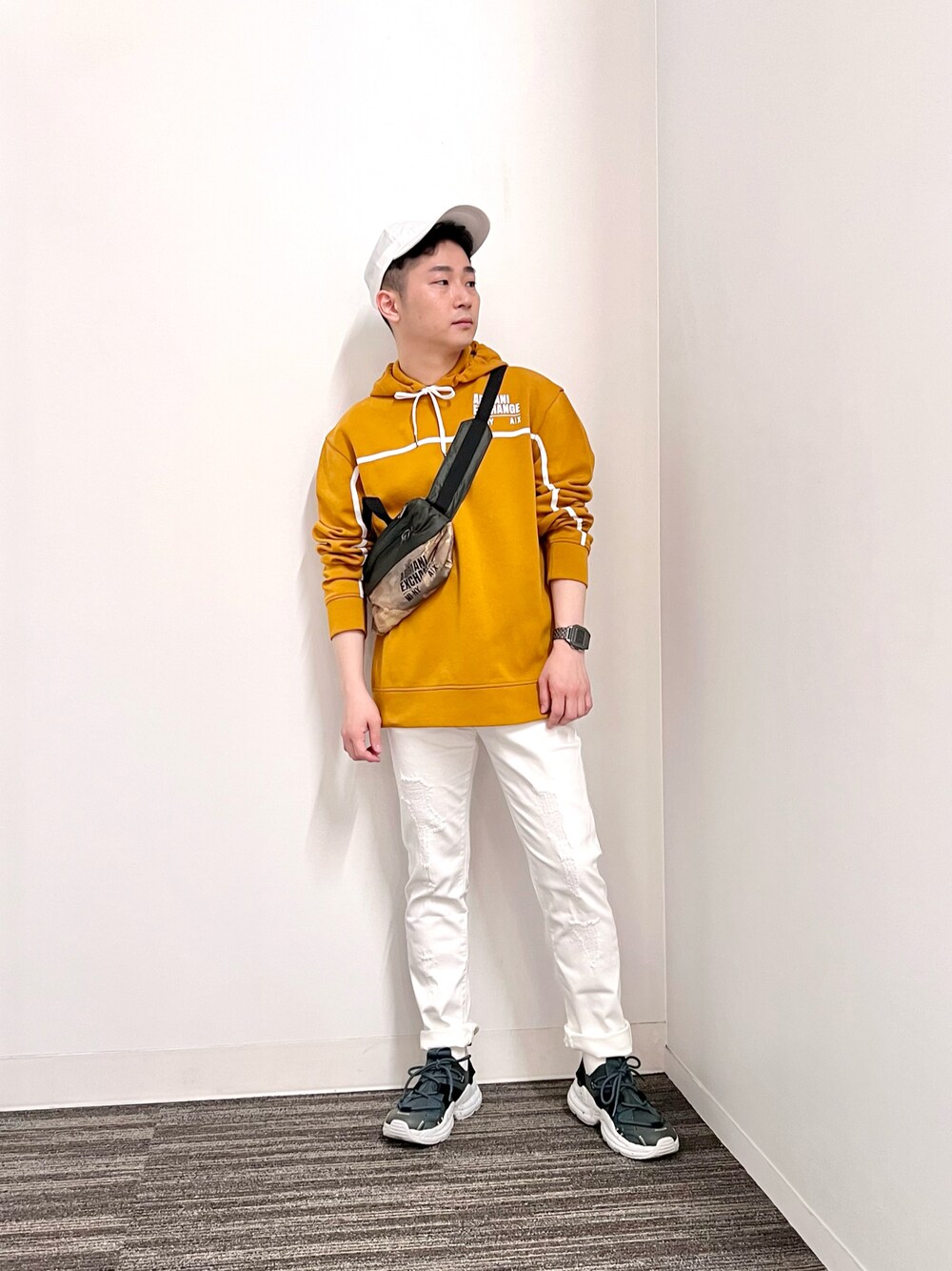 「armaniexchange、AXchanger、AXchange、アルマーニエクスチェンジ、マスタード、フーディー、パーカー、ホワイトデニム、お洒落さんとつながりたい、イエロー、Tシャツ、カモフラ、ストリートコーデ、ootd、スニーカー」｜「ARMANI EXCHANGEの【A|X アルマーニ エクスチェンジ】ラインデザイン　フーディスウェットパーカー（スウェット、ブラウン系）」を使った、🔩J.HARAさん（メンズ・167cm）の夏コーディネートの1枚目の写真