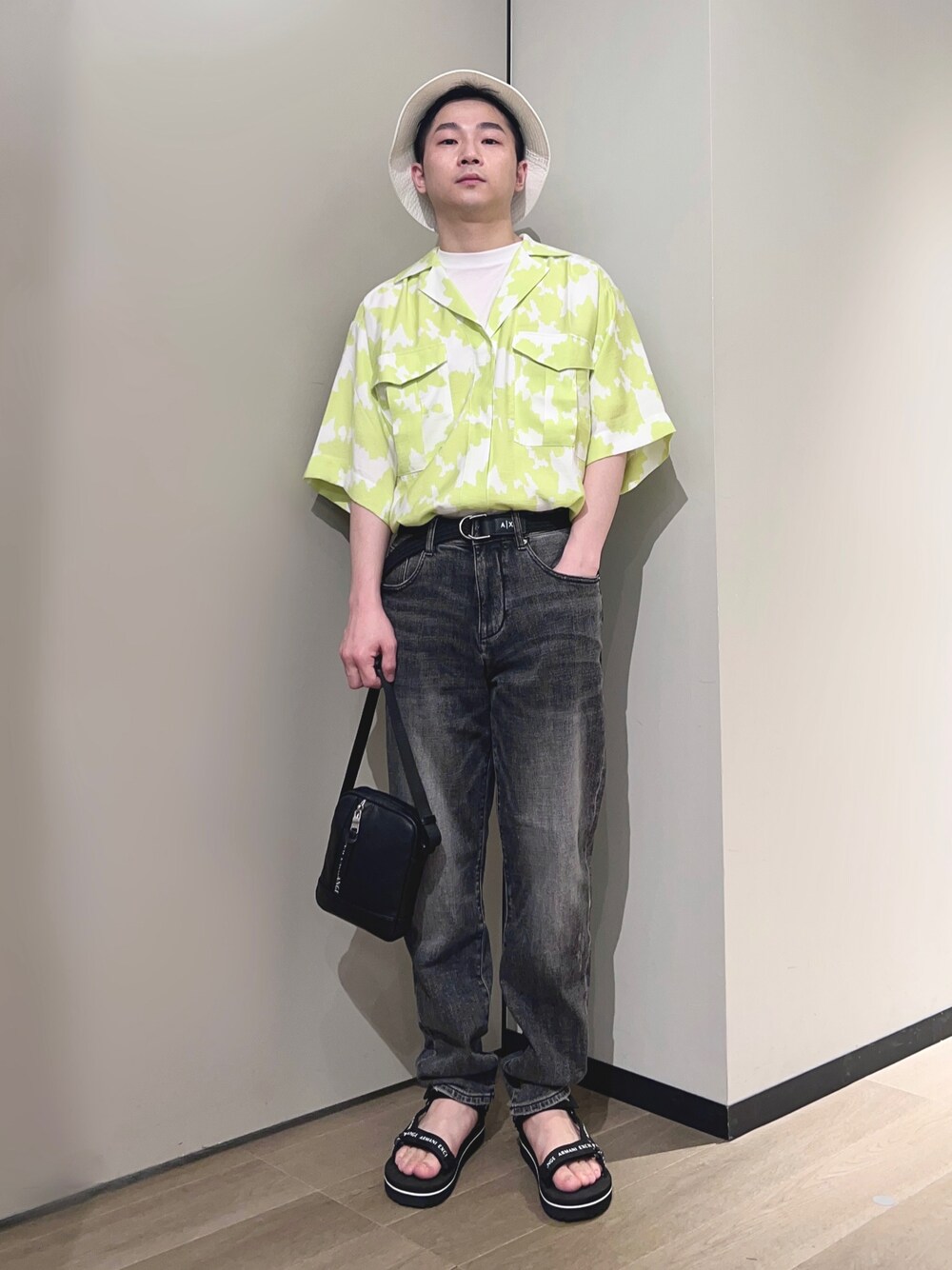 「AXchanger、AXchange、armaniexchange、アルマーニエクスチェンジ、休日スタイル、ビタミンカラー、ストリート、春夏コーデ、シャツスタイル、初夏コーデ、ショップスタッフのおしゃれ配色、ミニバッグ、バケットハット、お出かけコーデ日記、サンダル」｜「ARMANI EXCHANGEの【A|X アルマーニ エクスチェンジ】ストラップサンダル（サンダル、ブラック系）」を使った、🔩J.HARAさん（メンズ・167cm）の春コーディネートの1枚目の写真