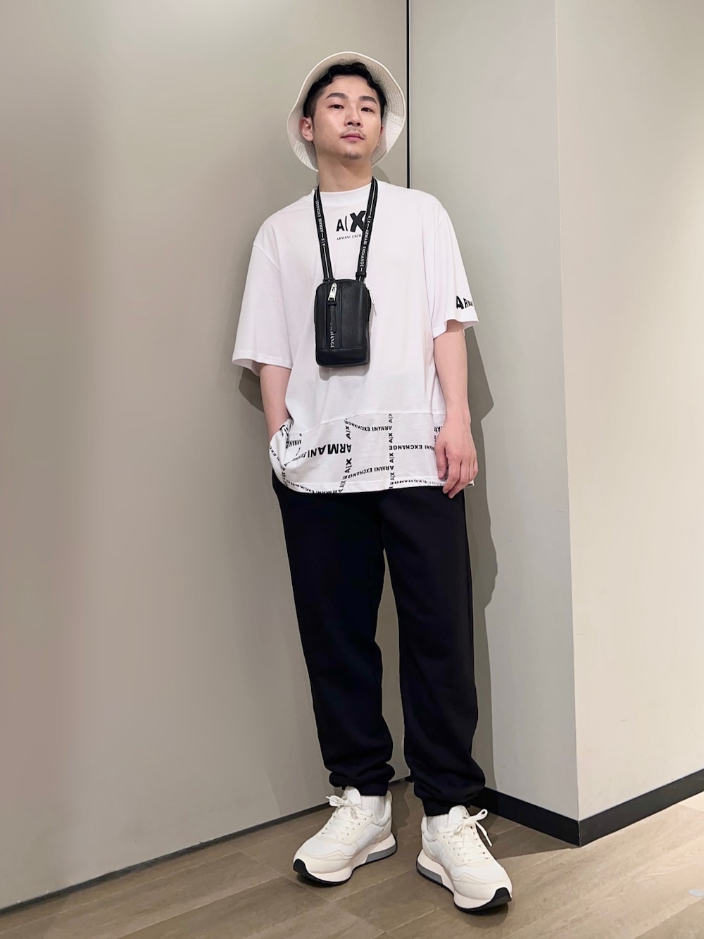 「AXchanger、AXchange、armaniexchange、アルマーニエクスチェンジ、モノトーン、休日スタイル、ショルダーバッグ、シンプルコーデ、ストリート、バケットハット、ミニバッグ、白スニーカー、ビッグシルエット、白Tシャツ、みんなの白Tフェス」｜「ARMANI EXCHANGEの【A|X アルマーニ エクスチェンジ】ボリュームソール　レースアップスニーカー（スニーカー、ホワイト系）」を使った、🔩J.HARAさん（メンズ・167cm）の春コーディネートの1枚目の写真