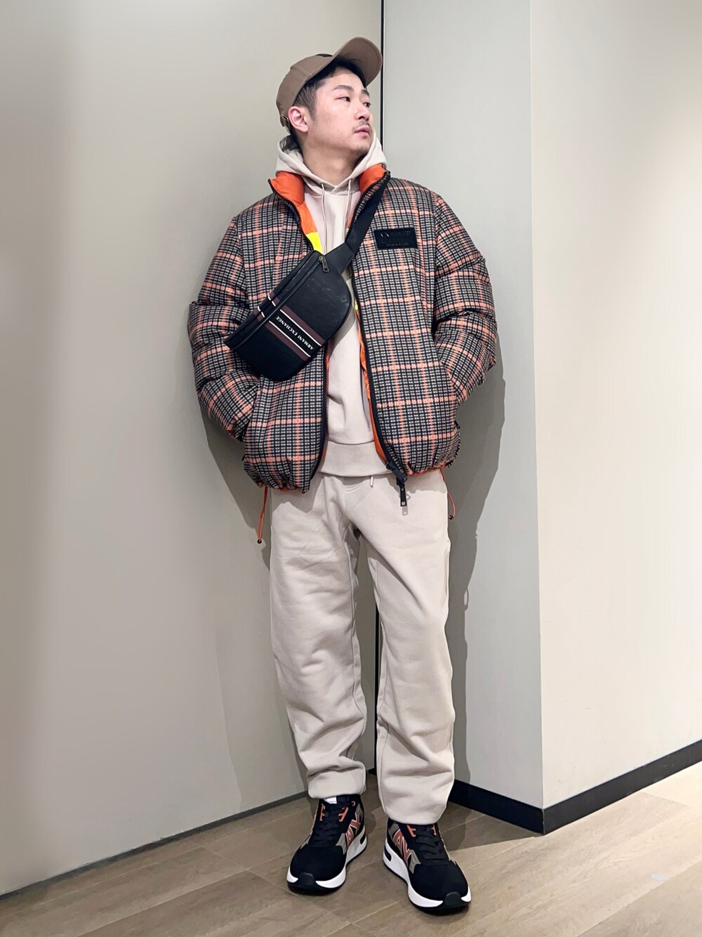 「AXchanger、AXchange、armaniexchange、アルマーニエクスチェンジ、ストリート、淡色コーデ、ダウンジャケット、レイヤードスタイル、冬コーデ、キャップ、チェック、休日スタイル、スウェット、スニーカー、お出かけコーデ」｜「ARMANI EXCHANGEの【A|X アルマーニ エクスチェンジ】AXロゴ　レースアップスニーカー（スニーカー、オレンジ系）」を使った、🔩J.HARAさん（メンズ・167cm）の冬コーディネートの1枚目の写真
