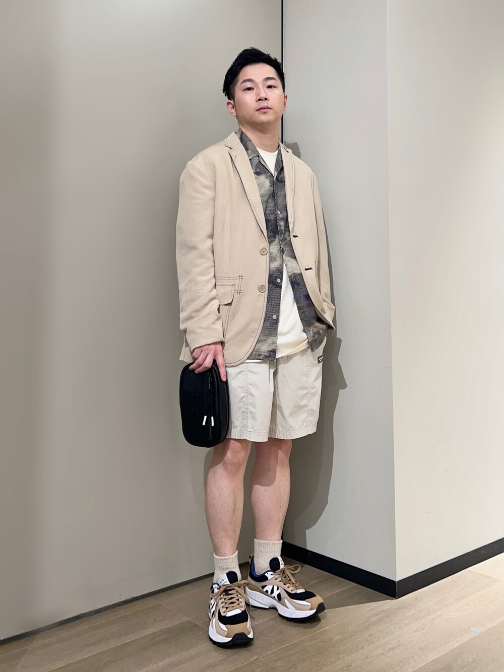 ベージュ系のスニーカー、ベージュ系のその他パンツ、ホワイト系のTシャツ/カットソーを着用したメンズの春コーディネートの1枚目の写真