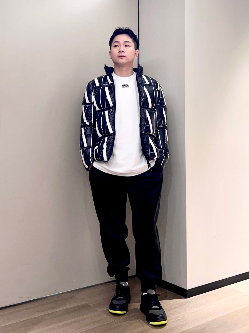 ホワイト系のTシャツ/カットソー、ブラック系のダウンジャケット/コート、ブラック系のその他パンツを着用したメンズの秋コーディネートの1枚目の写真