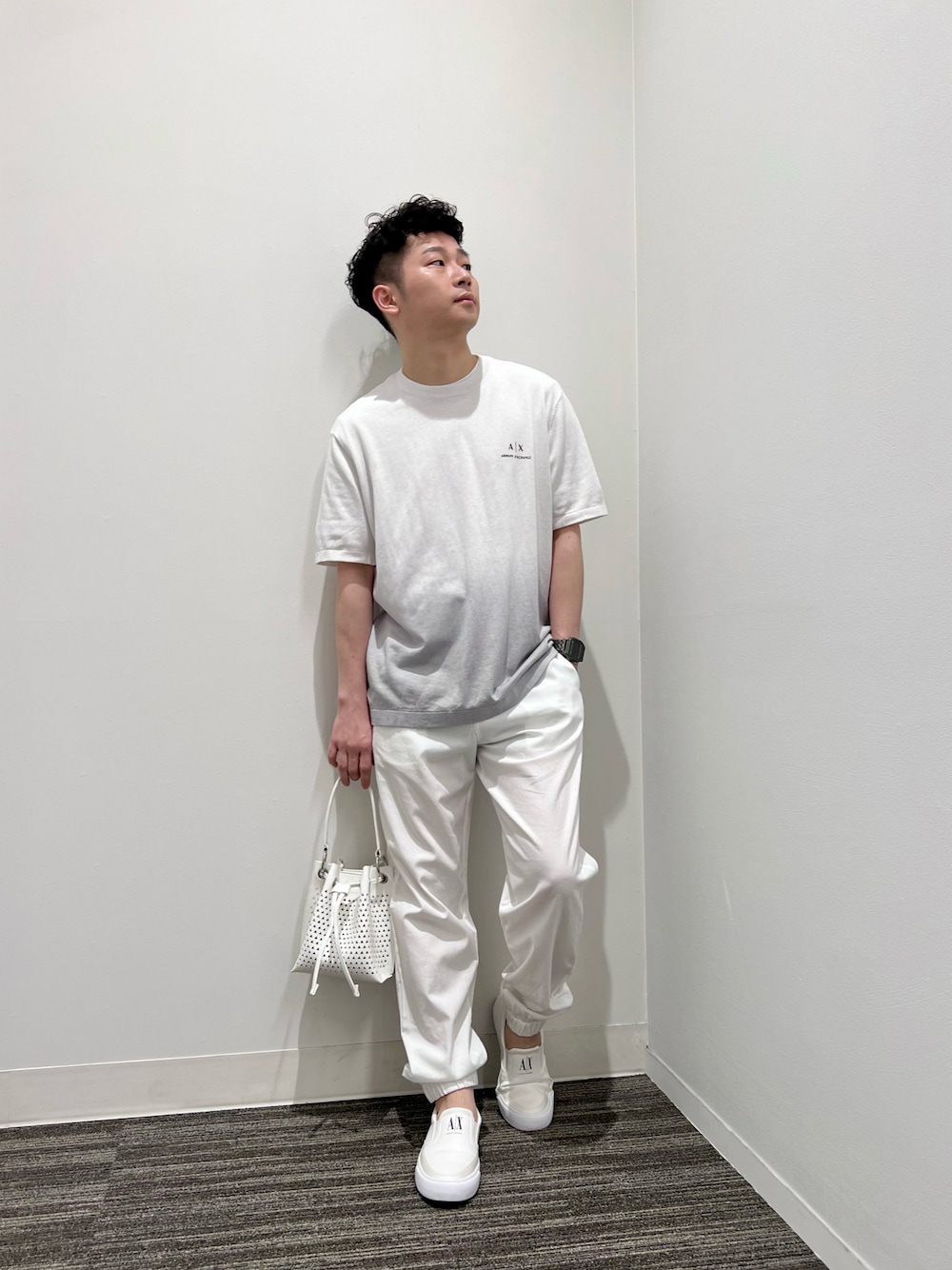 「アウトドアスタイル、オールホワイト、リラックススタイル、サマーニット、ミニバッグ、夏コーデ、armaniexchange、お洒落さんとつながりたい、axchange、AXchanger」｜「ARMANI EXCHANGEの【A|X アルマーニ エクスチェンジ】グラデーション　プルオーバー（ニット/セーター、グレー系）」を使った、🔩J.HARAさん（メンズ・167cm）の夏コーディネートの1枚目の写真