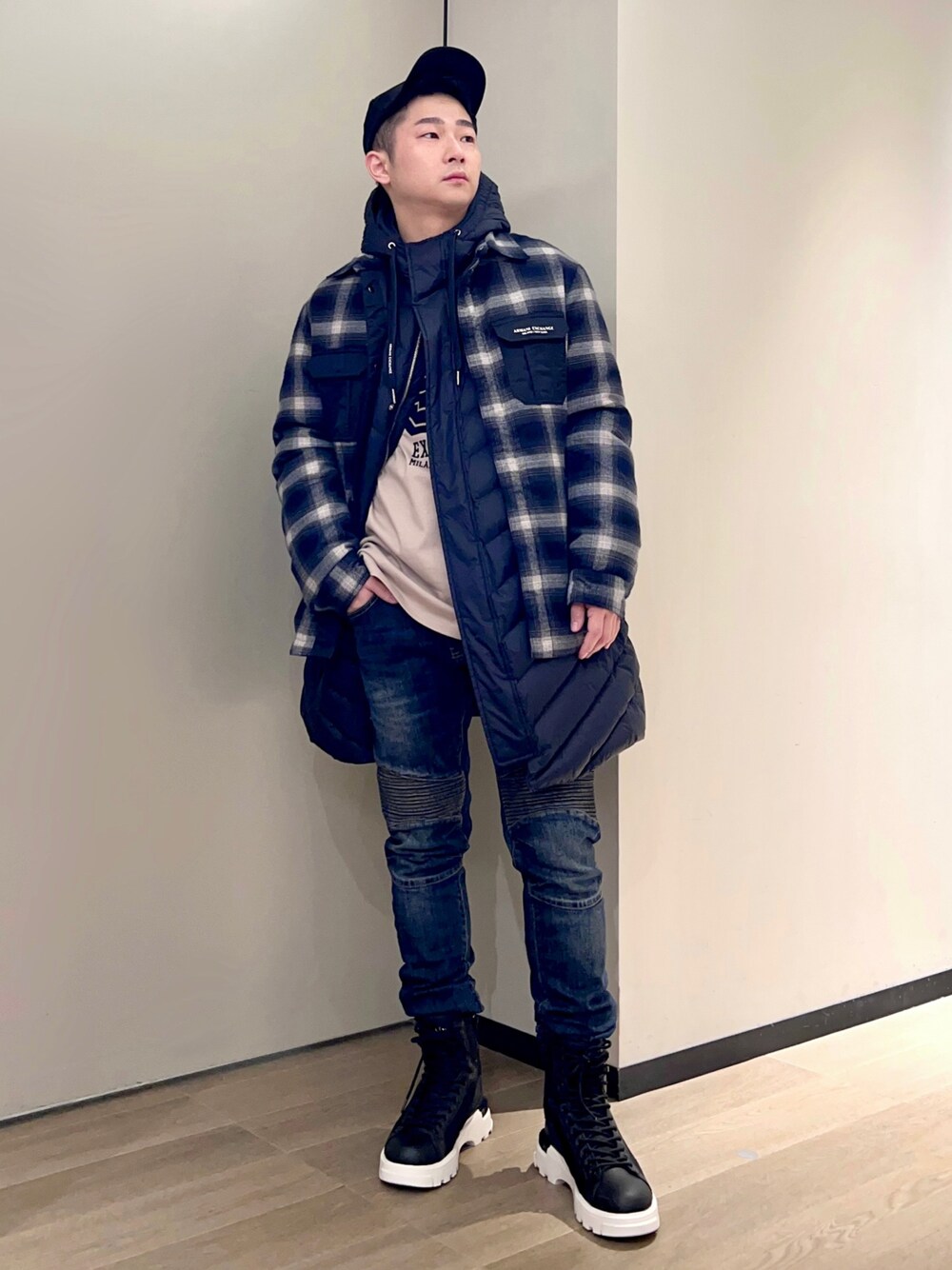 「AXchanger、AXchange、armaniexchange、ARMANIworld、WelcomeARMANI、アルマーニエクスチェンジ、レイヤードスタイル、チェック、冬コーデ、ワントーンコーデ、ブーツ、デニム、ダウンジャケット、マイベストコーデ2022、ストリート」｜「ARMANI EXCHANGEの【A|X アルマーニ エクスチェンジ】レースアップ　トレッキングシューズ（ブーツ、ブラック系）」を使った、🔩J.HARAさん（メンズ・167cm）の冬コーディネートの1枚目の写真