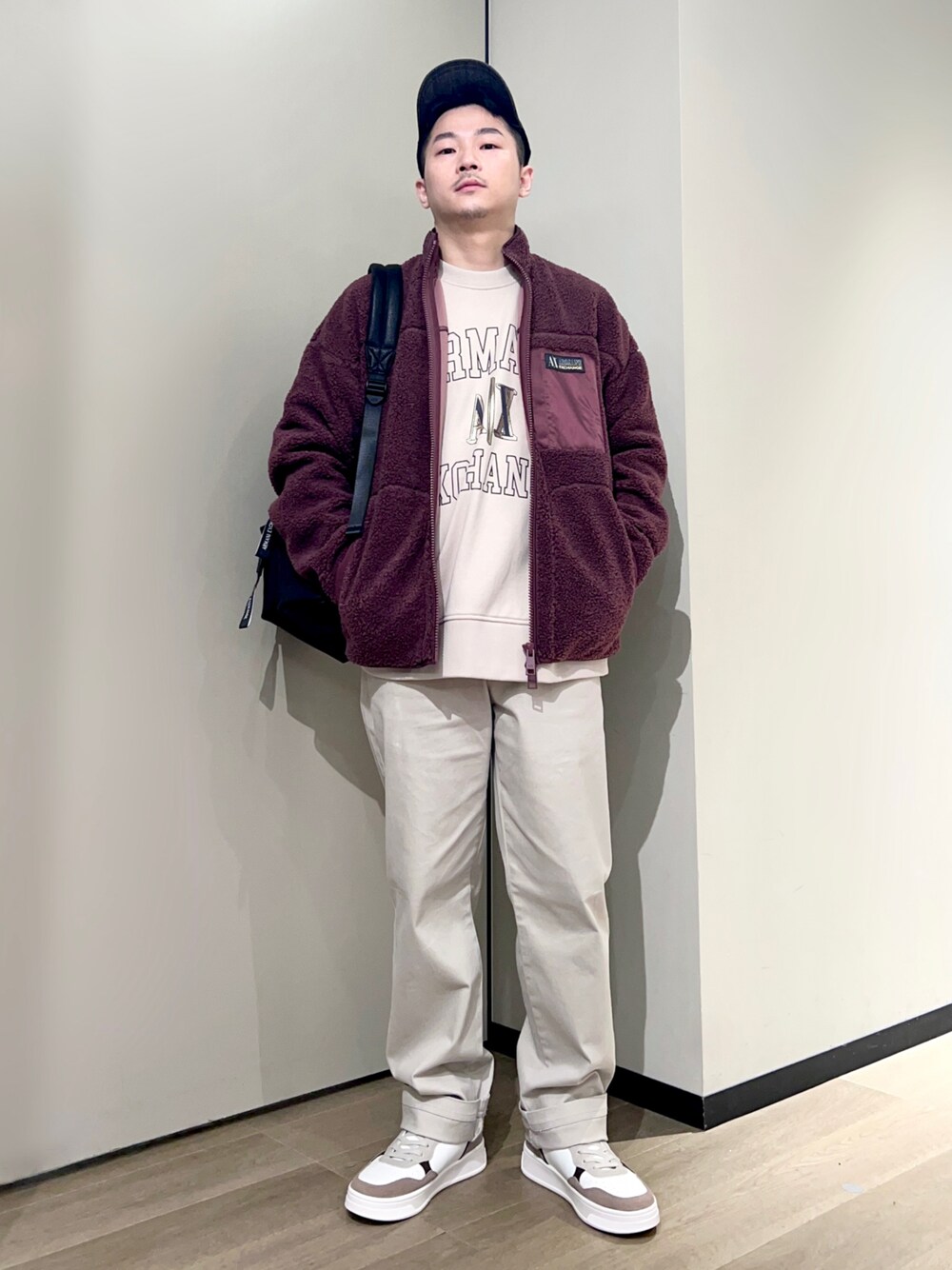 ホワイト系のチノパンツ、ホワイト系のスウェット、ブルー系のパーカーを着用したメンズの秋コーディネートの1枚目の写真