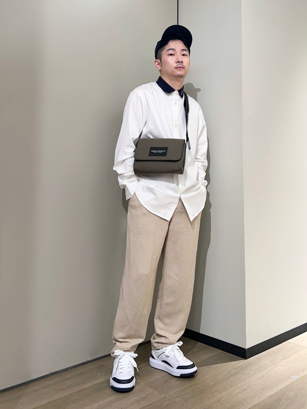 「AXchanger、AXchange、armaniexchange、アルマーニエクスチェンジ、休日スタイル、ストリート、淡色コーデ、お出かけコーデ、きれいめカジュアル、キャップ、ZOZOセール2023夏、シャツスタイル、白シャツ、ショルダーバッグ、白スニーカー」｜「ARMANI EXCHANGEの【A|X アルマーニ エクスチェンジ】レースアップスニーカー（スニーカー、ホワイト系）」を使った、🔩J.HARAさん（メンズ・167cm）の夏コーディネートの1枚目の写真