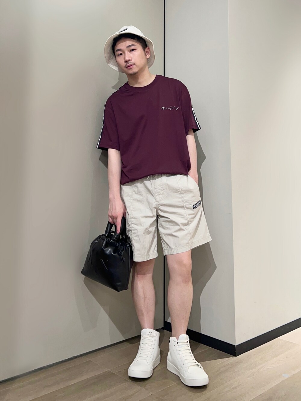 「AXchanger、AXchange、armaniexchange、アルマーニエクスチェンジ、ストリート、バケットハット、フェススタイル、ロゴT、お出かけコーデ、ショートパンツ、スニーカー、夏コーデ、巾着バッグ、夏だ！Tシャツ着よう！、ootd」｜「ARMANI EXCHANGEの【A|X アルマーニ エクスチェンジ】A|Xロゴ　ミディハンドバッグ（ハンドバッグ、ブラック系）」を使った、🔩J.HARAさん（メンズ・167cm）の夏コーディネートの1枚目の写真