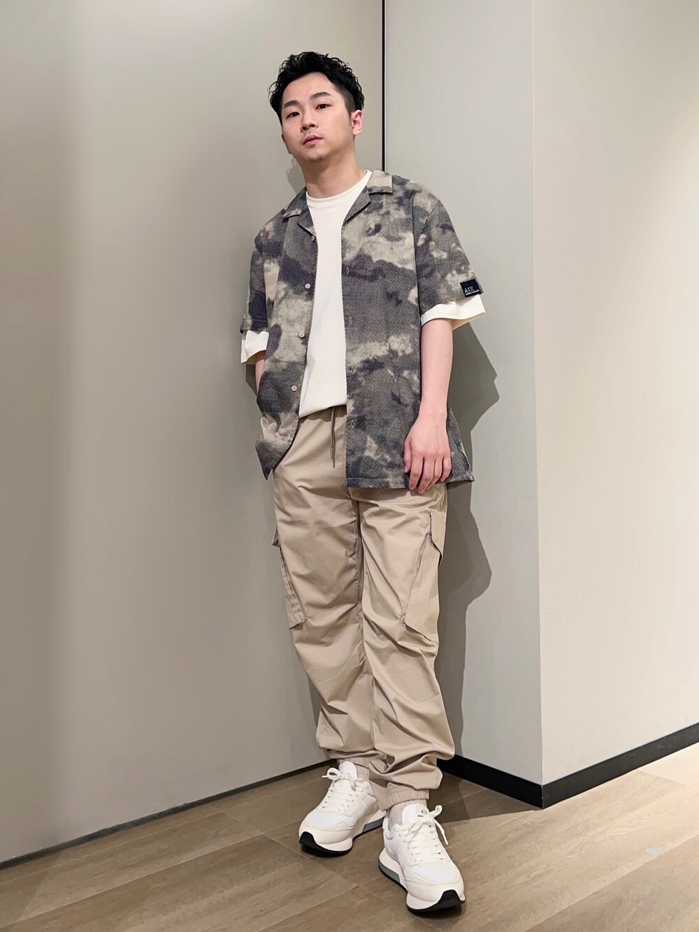 「AXchanger、AXchange、armaniexchange、アルマーニエクスチェンジ、春夏コーデ、シャツスタイル、カーゴパンツ、カラーパンツ、休日スタイル、ストリート、白スニーカー、淡色コーデ、レイヤードスタイル、ショップスタッフのおしゃれ配色、半袖シャツ」｜「ARMANI EXCHANGEの【A|X アルマーニ エクスチェンジ】ボリュームソール　レースアップスニーカー（スニーカー、ホワイト系）」を使った、🔩J.HARAさん（メンズ・167cm）の春コーディネートの1枚目の写真