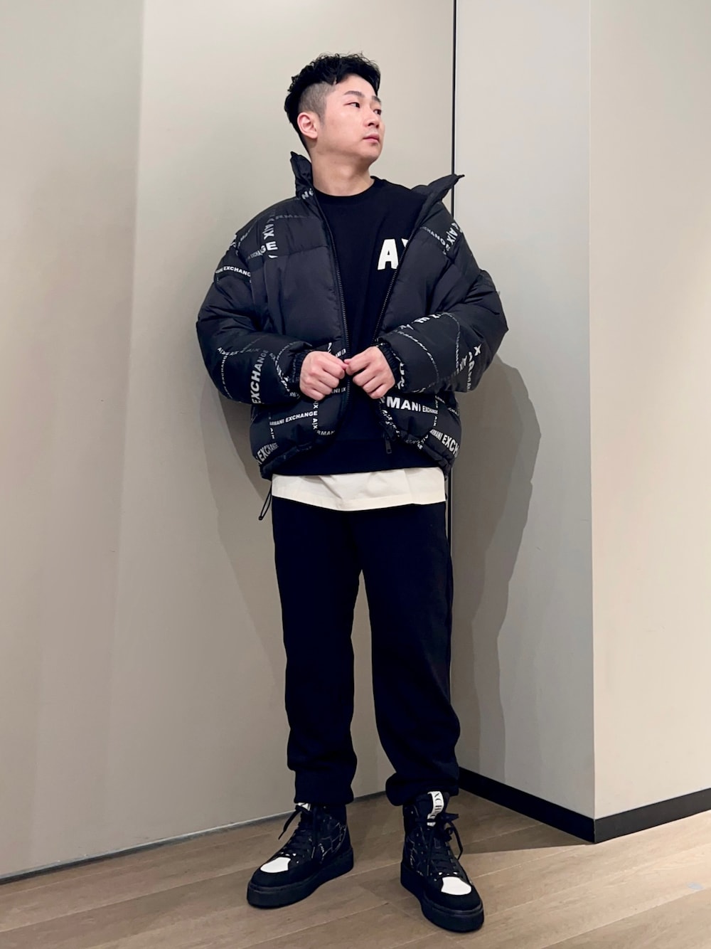 「AXchanger、AXchange、armaniexchange、アルマーニエクスチェンジ、ほめられ本命コーデ、スニーカー、ダウンジャケット、韓国ファッション、レイヤードスタイル、ロゴスウェット、シンプルコーデ、ストリート、オーバーサイズ、ワントーンコーデ、ブラック」｜「ARMANI EXCHANGEの【A|X アルマーニ エクスチェンジ】ポーラーブーツ（ブーツ、ブラック系）」を使った、🔩J.HARAさん（メンズ・167cm）の冬コーディネートの1枚目の写真