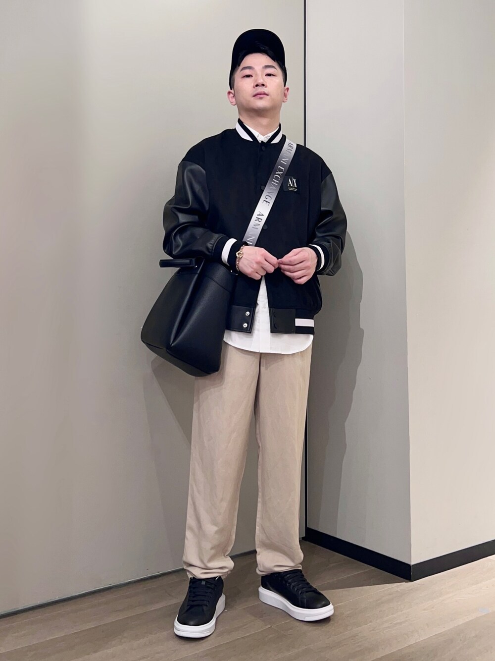 「AXchanger、AXchange、armaniexchange、アルマーニエクスチェンジ、きれいめカジュアル、春アウター、ビッグシルエット、ストリート、スラックス、カラーパンツ、春コーデ、ショルダーバッグ、春服みてみて、休日スタイル、ベージュ」｜「ARMANI EXCHANGEの【A|X アルマーニ エクスチェンジ】ロゴ　レースアップスニーカー（スニーカー、ブラック系）」を使った、🔩J.HARAさん（メンズ・167cm）の春コーディネートの1枚目の写真