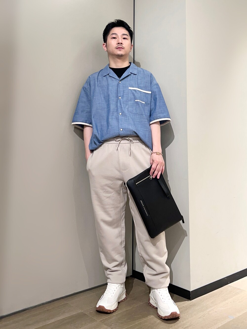 「AXchanger、AXchange、armaniexchange、アルマーニエクスチェンジ、シンプルコーデ、ストリート、淡色コーデ、春色、休日スタイル、きれいめカジュアル、スニーカー、オープンカラーシャツ、ベージュ、春コーデ、24ssトレンド」｜「ARMANI EXCHANGEの【A|X アルマーニ エクスチェンジ】AXロゴ　レースアップスニーカー（スニーカー、ホワイト系）」を使った、🔩J.HARAさん（メンズ・167cm）の冬コーディネートの1枚目の写真