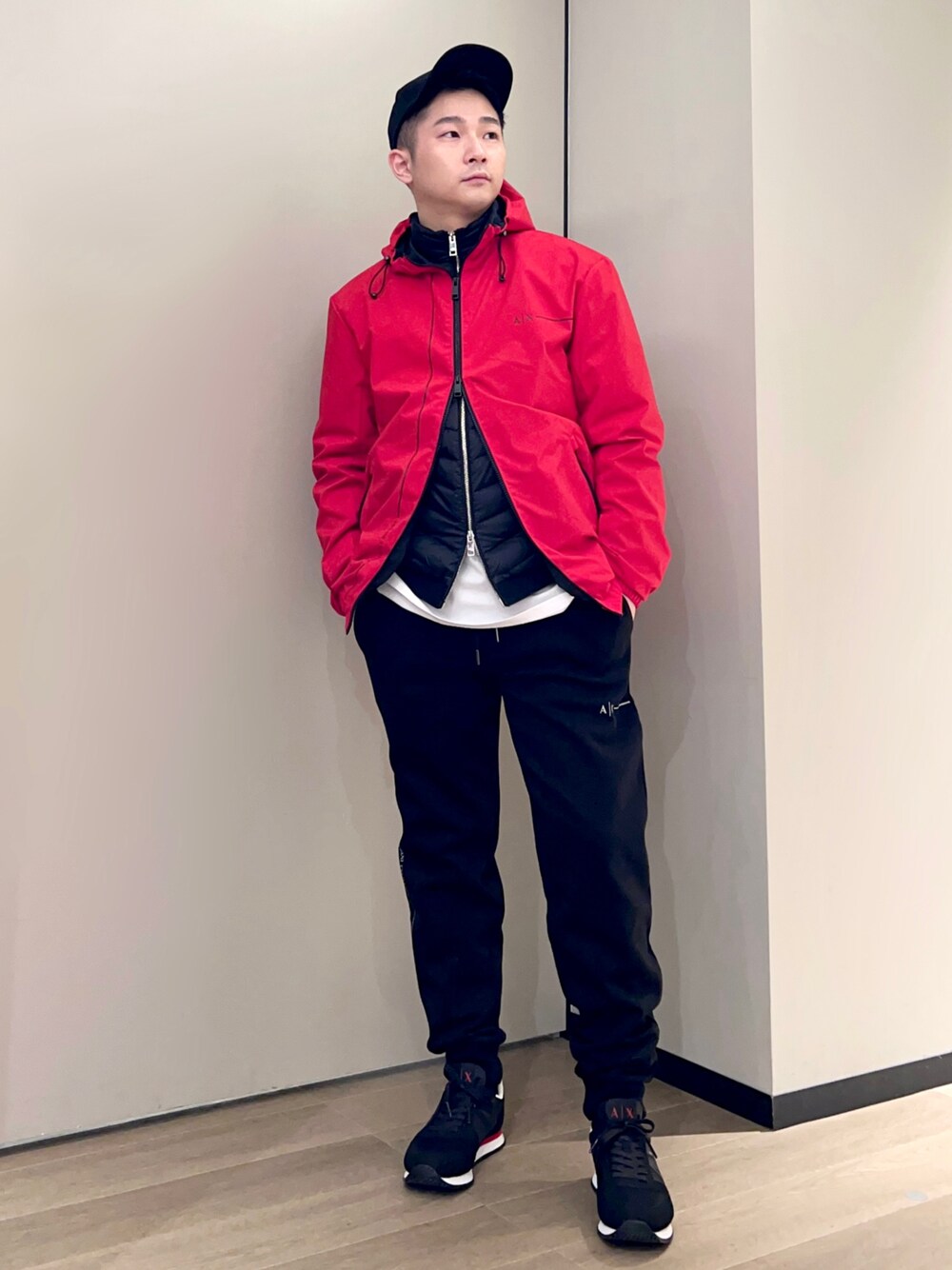 「armaniexchange、ARMANIworld、AXchanger、AXchange、WelcomeARMANI、アルマーニエクスチェンジ、ダウンジャケット、レイヤードスタイル、赤、冬コーデ、スニーカー、ストリート、スポーツミックス、インナーダウン、ラクチンコーデ」｜「ARMANI EXCHANGEの【A|Xアルマーニ エクスチェンジ】AXロゴ　レースアップスニーカー（スニーカー、ブラック系）」を使った、🔩J.HARAさん（メンズ・167cm）の冬コーディネートの1枚目の写真
