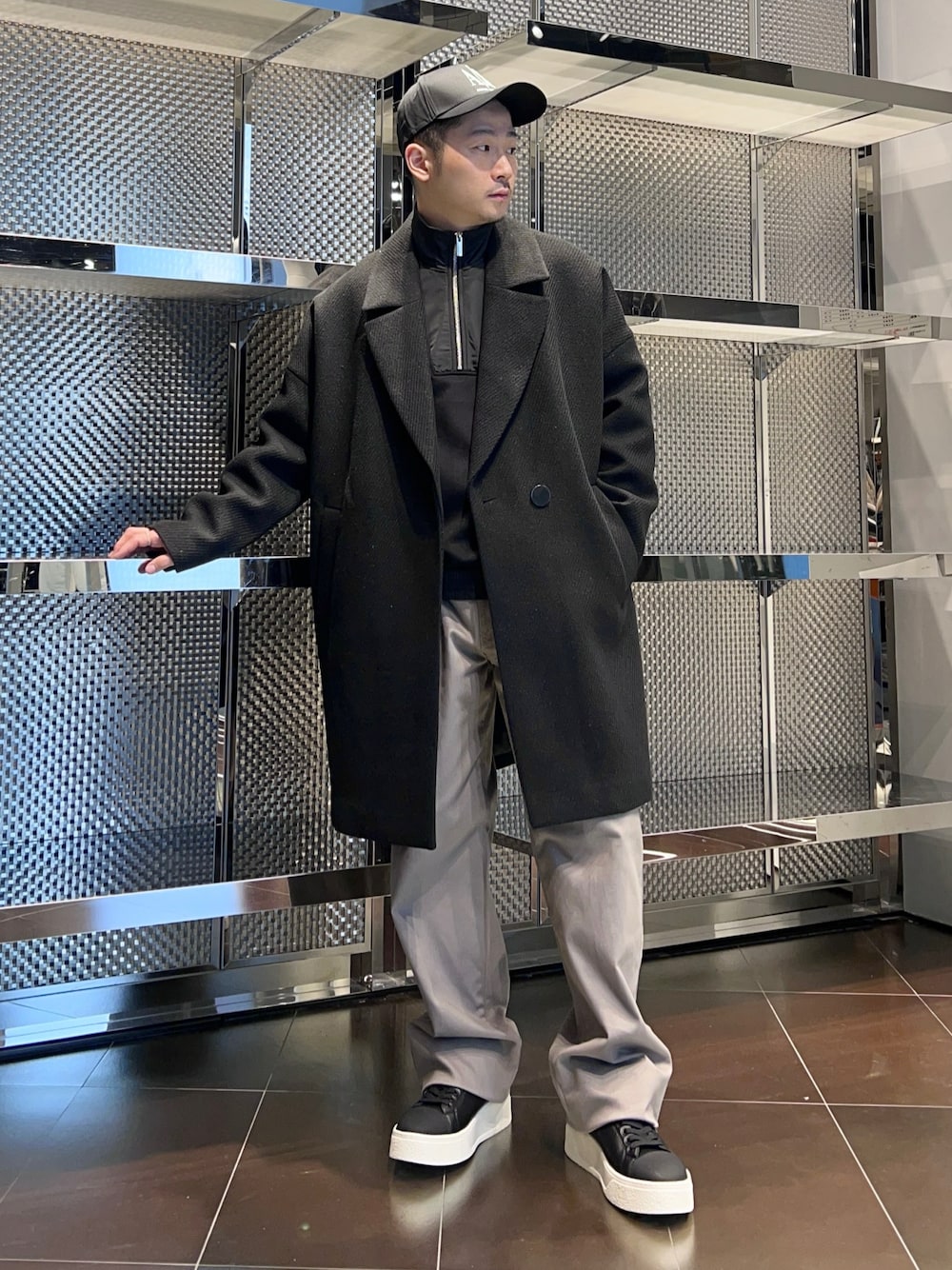 「AXchanger、AXchange、最近のいい感じコーデ、冬アウター、armaniexchange、アルマーニエクスチェンジ、スウェット、冬コーデ、きれいめカジュアル、スニーカー、ロングコート、お出かけコーデ、ハーフジップ、大人カジュアル」｜「ARMANI EXCHANGEの【A|X アルマーニ エクスチェンジ】ライトソール　レースアップスニーカー（スニーカー、ブラック系）」を使った、🔩J.HARAさん（メンズ・167cm）の秋コーディネートの1枚目の写真