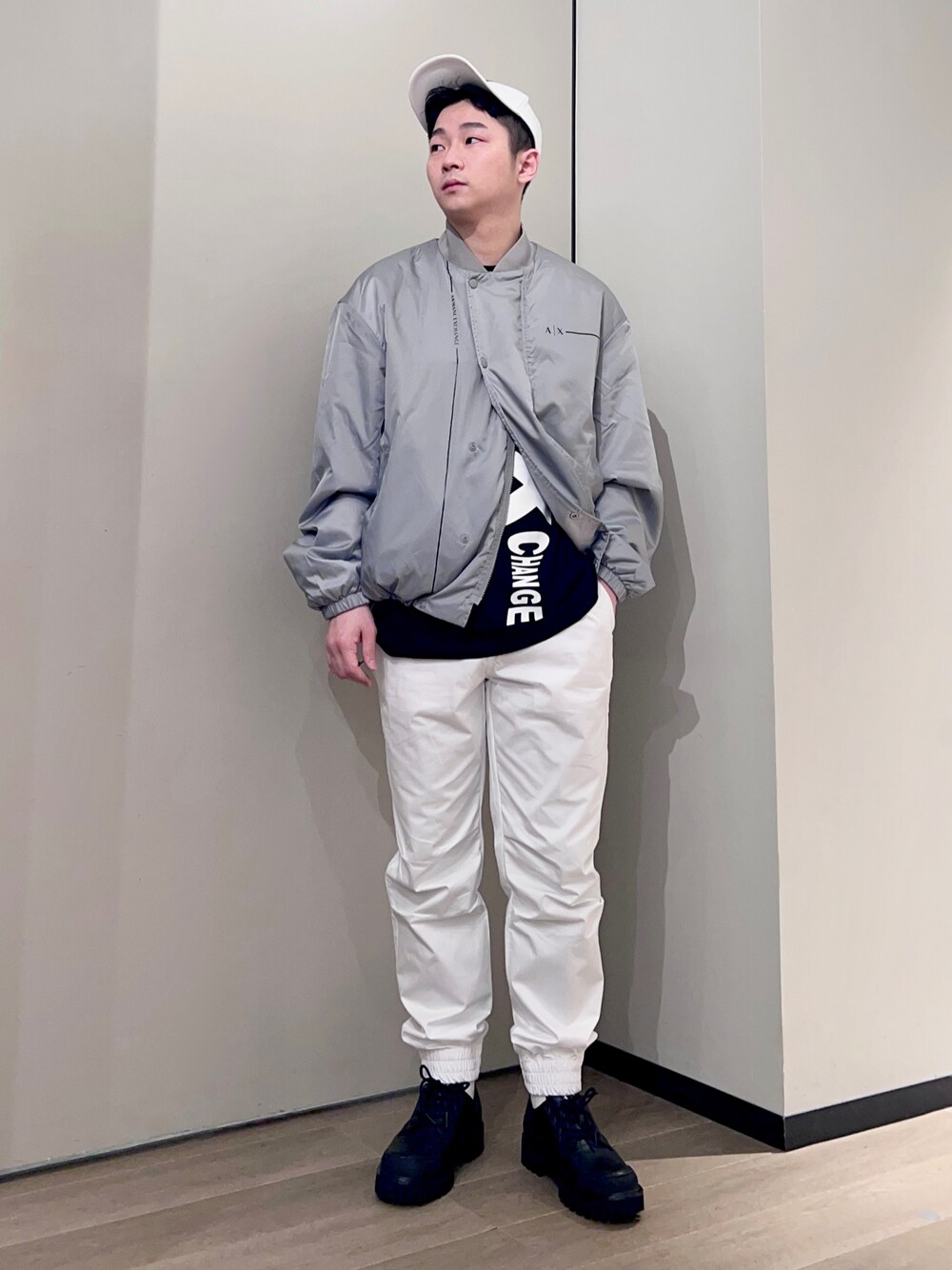 ブルー系のスウェットパンツ、ブラック系のTシャツ/カットソー、グレー系のブルゾンを着用したメンズの春コーディネートの1枚目の写真