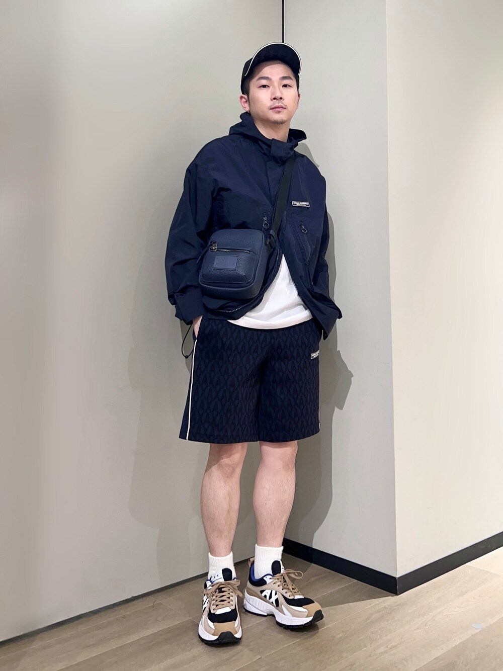 ベージュ系のスニーカー、ブルー系のその他パンツ、ホワイト系のTシャツ/カットソーを着用したメンズの夏コーディネートの1枚目の写真