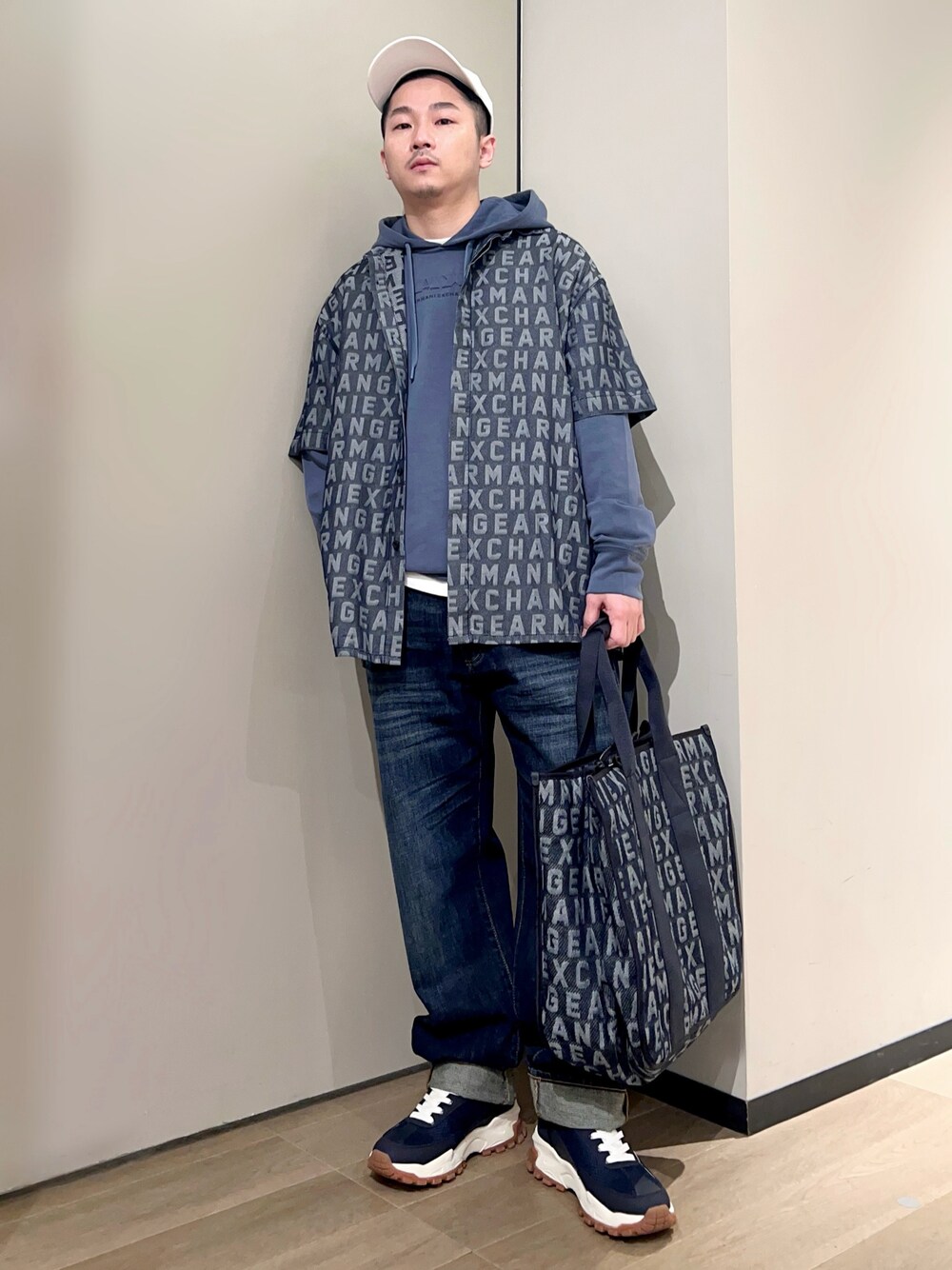「AXchanger、AXchange、armaniexchange、アルマーニエクスチェンジ、ストリート、レイヤードスタイル、春色、デニム、スニーカー、休日スタイル、キャップ、デートコーデ、24ssトレンド、ワントーンコーデ、春コーデ」｜「ARMANI EXCHANGEの【A|X アルマーニ エクスチェンジ】AXロゴ　レースアップスニーカー（スニーカー、ブルー系）」を使った、🔩J.HARAさん（メンズ・167cm）の冬コーディネートの1枚目の写真