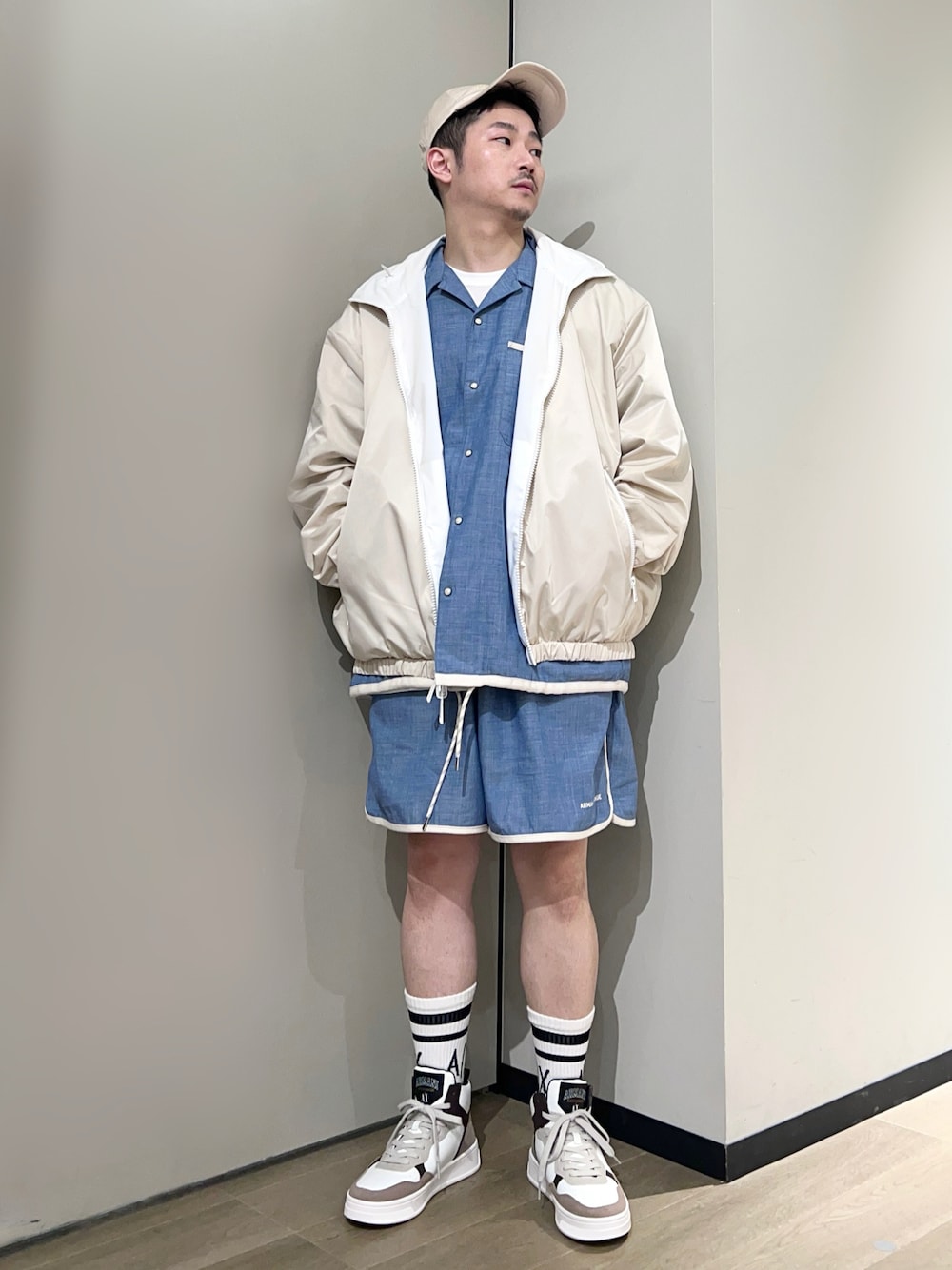 「AXchanger、AXchange、armaniexchange、アルマーニエクスチェンジ、スポーツミックス、ストリート、レイヤードスタイル、淡色コーデ、春色、休日スタイル、スニーカー、キャップ、春アウター、セットアップ、24ssトレンド」｜「ARMANI EXCHANGEの【A|X アルマーニ エクスチェンジ】ロゴパッチ　ハイカットスニーカー（スニーカー、ベージュ系）」を使った、🔩J.HARAさん（メンズ・167cm）の冬コーディネートの1枚目の写真