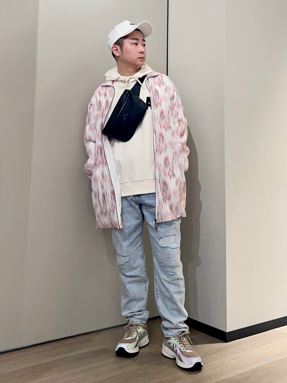 「AXchanger、AXchange、armaniexchange、アルマーニエクスチェンジ、春色、春コーデ、キャップ、デニム、淡色コーデ、春アウター、花柄、ピンク、スニーカー、ストリート、パステル映える春」｜「ARMANI EXCHANGEの【A|X アルマーニ エクスチェンジ】ロゴ　レースアップスニーカー（スニーカー、その他）」を使った、🔩J.HARAさん（メンズ・167cm）の冬コーディネートの1枚目の写真