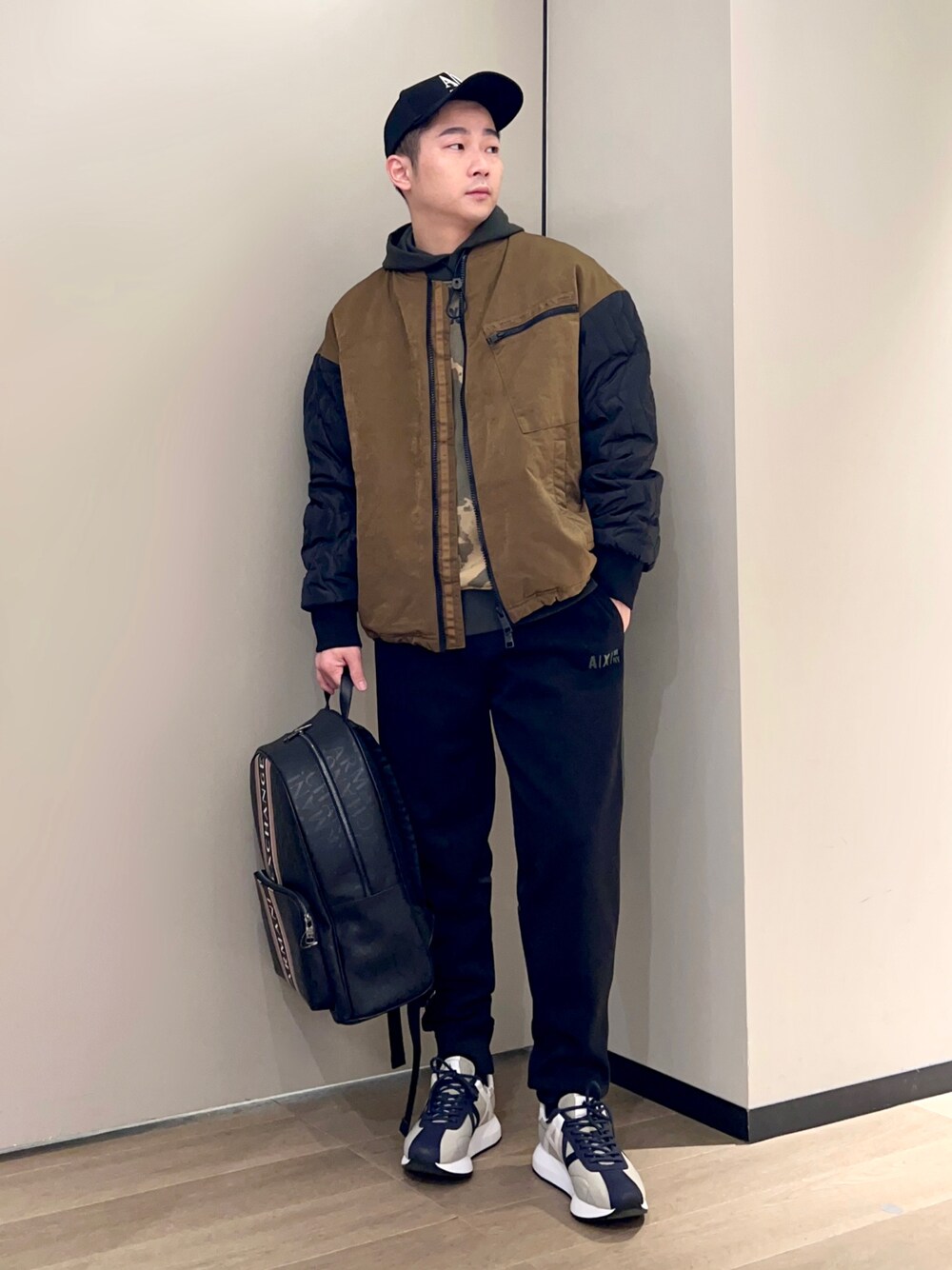 「AXchanger、AXchange、armaniexchange、ARMANIworld、WelcomeARMANI、アルマーニエクスチェンジ、スウェットパンツ、パーカー、スニーカー、チョコ色に染まれ、MA-1、ボンバージャケット、冬コーデ、ストリート、ミリタリー」｜「ARMANI EXCHANGEの【A|X アルマーニ エクスチェンジ】オールオーバーロゴ　バックパック（バックパック/リュック、ブラック系）」を使った、🔩J.HARAさん（メンズ・167cm）の冬コーディネートの1枚目の写真