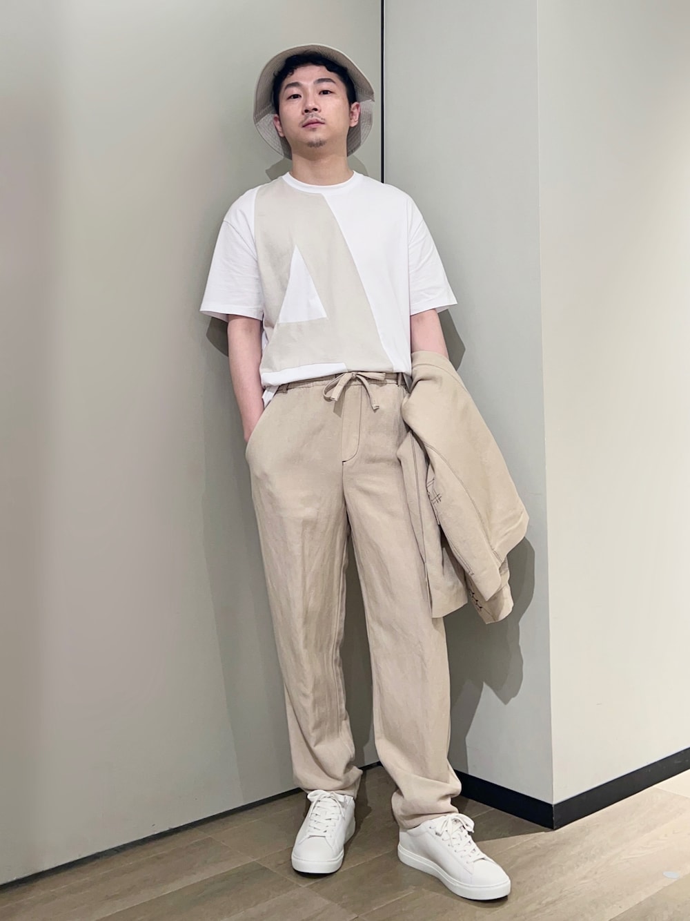 「AXchanger、AXchange、armaniexchange、アルマーニエクスチェンジ、休日スタイル、ストリート、シンプルコーデ、バケットハット、白スニーカー、淡色コーデ、セットアップ、きれいめカジュアル、お出かけコーデ、リネン、夏コーデ」｜「ARMANI EXCHANGEの【A|Xアルマーニ エクスチェンジ】レースアップスニーカー（スニーカー、ホワイト系）」を使った、🔩J.HARAさん（メンズ・167cm）の夏コーディネートの1枚目の写真