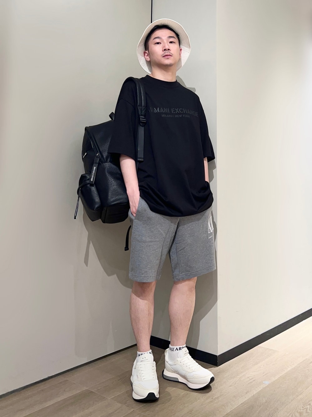 「AXchanger、AXchange、armaniexchange、アルマーニエクスチェンジ、アウトドアスタイル、ショートパンツ、ハーフパンツ、スニーカー、モノトーン、ストリート、ロゴT、夏コーデ、フェススタイル、バケットハット、白スニーカー」｜「ARMANI EXCHANGEの【A|X アルマーニ エクスチェンジ】ボリュームソール　レースアップスニーカー（スニーカー、ホワイト系）」を使った、🔩J.HARAさん（メンズ・167cm）の夏コーディネートの1枚目の写真