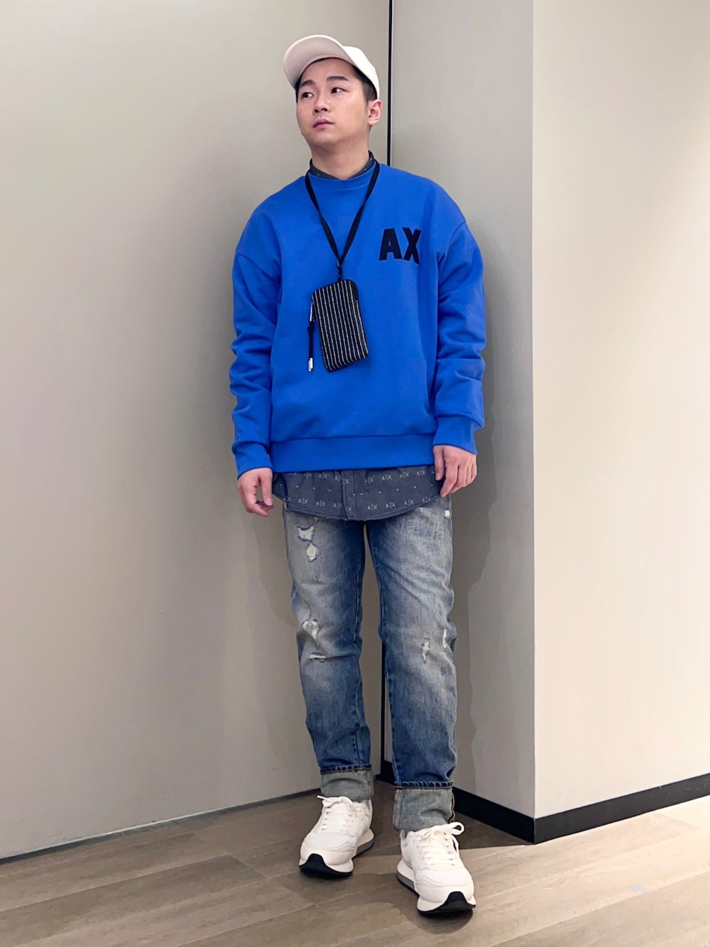 「AXchanger、AXchange、armaniexchange、アルマーニエクスチェンジ、シンプルコーデ、オーバーサイズ、スニーカー、春色、デニム、青、ワントーンコーデ、ストリート、春コーデ、ほめられ本命コーデ、キャップ」｜「ARMANI EXCHANGEの【A|X アルマーニ エクスチェンジ】ボリュームソール　レースアップスニーカー（スニーカー、ホワイト系）」を使った、🔩J.HARAさん（メンズ・167cm）の冬コーディネートの1枚目の写真