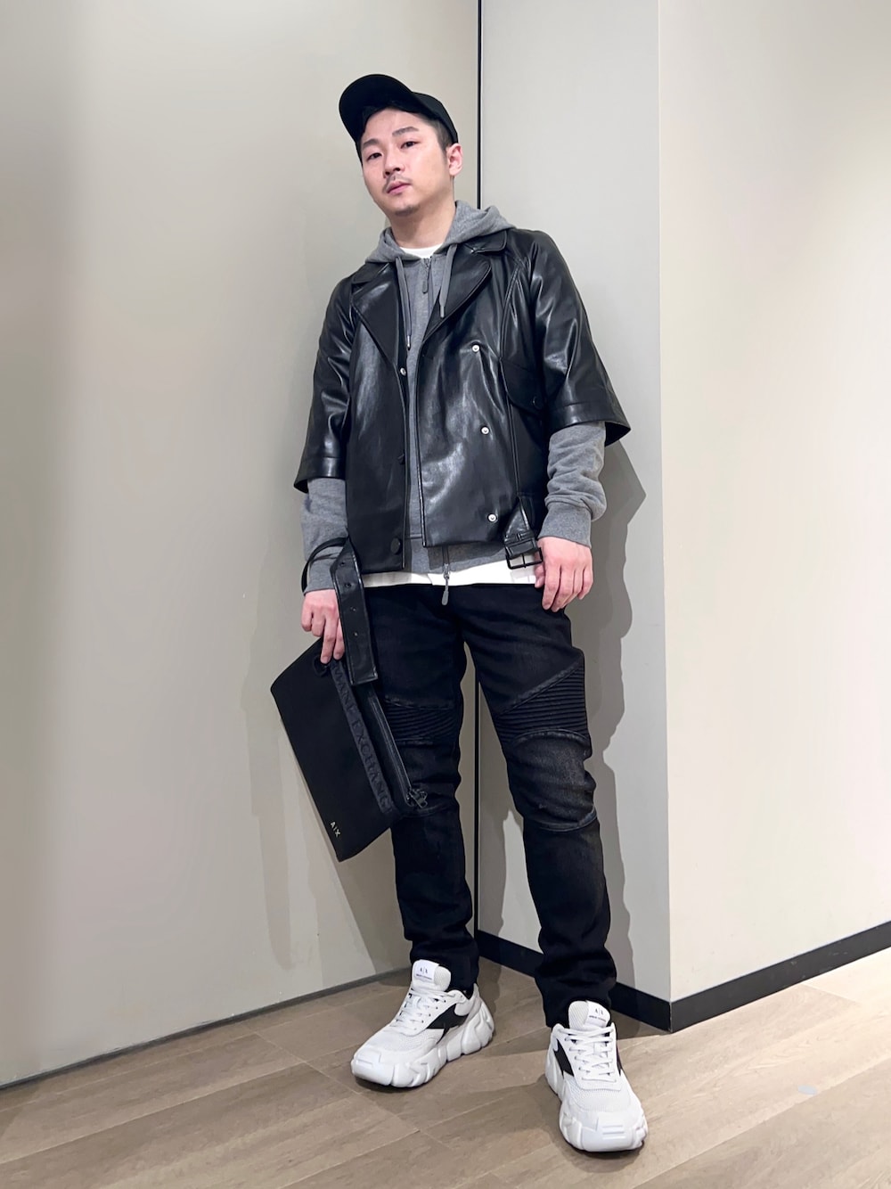 「AXchanger、AXchange、armaniexchange、アルマーニエクスチェンジ、デニム、スニーカー、キャップ、モノトーン、春アウター、春コーデ、ストリート、春服みてみて、レイヤードスタイル、お出かけコーデ、クラッチバッグ」｜「ARMANI EXCHANGEの【A|X アルマーニ エクスチェンジ】ICONパネルキャップ（キャップ、ブラック系）」を使った、🔩J.HARAさん（メンズ・167cm）の春コーディネートの1枚目の写真