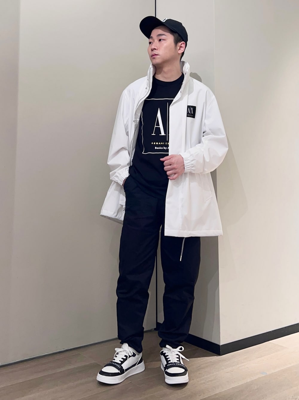 「armaniexchange、AXchanger、AXchange、アルマーニエクスチェンジ、シンプルコーデ、きれいめカジュアル、春アウター、ストリート、春服みてみて、モノトーン、休日スタイル、春服デビュー宣言、スニーカー、春コーデ、キャップ」｜「ARMANI EXCHANGEの【A|X アルマーニ エクスチェンジ】AXロゴ　レースアップスニーカー（スニーカー、ホワイト系）」を使った、🔩J.HARAさん（メンズ・167cm）の春コーディネートの1枚目の写真