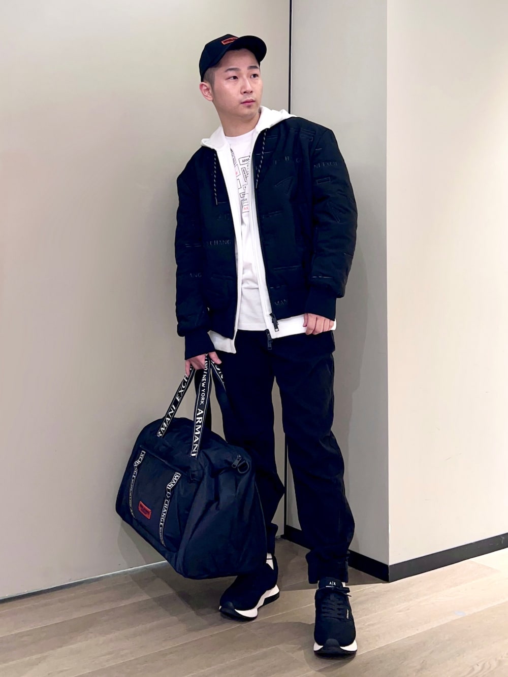 「AXchanger、AXchange、armaniexchange、ARMANIworld、WelcomeARMANI、ブルゾン、ストリート、スポーツミックス、レイヤードスタイル、ボストンバッグ、モノトーンコーデ、秋冬コーデ、ootd、秋コーデ、スニーカー」｜「ARMANI EXCHANGEの【A|X アルマーニ エクスチェンジ】AXロゴ　キャップ（キャップ、ブラック系）」を使った、🔩J.HARAさん（メンズ・167cm）の秋コーディネートの1枚目の写真