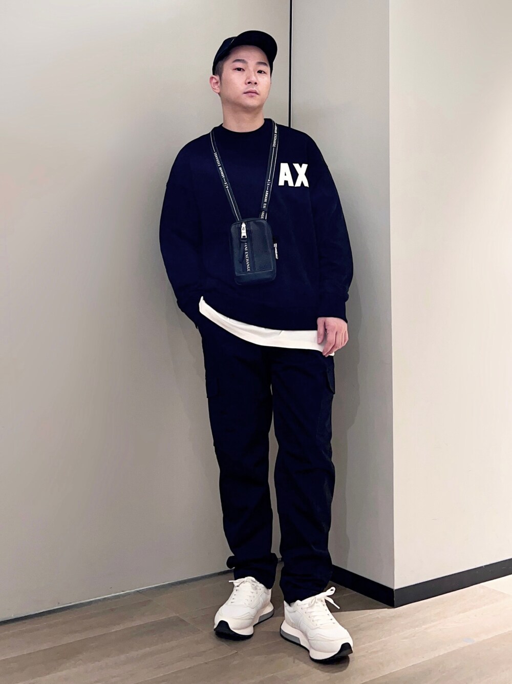 「AXchanger、AXchange、armaniexchange、アルマーニエクスチェンジ、シンプルコーデ、オーバーサイズ、スニーカー、ショルダーバッグ、モノトーン、ワントーンコーデ、黒、春コーデ、ほめられ本命コーデ、キャップ、ロゴスウェット」｜「ARMANI EXCHANGEの【A|X アルマーニ エクスチェンジ】ボリュームソール　レースアップスニーカー（スニーカー、ホワイト系）」を使った、🔩J.HARAさん（メンズ・167cm）の冬コーディネートの1枚目の写真