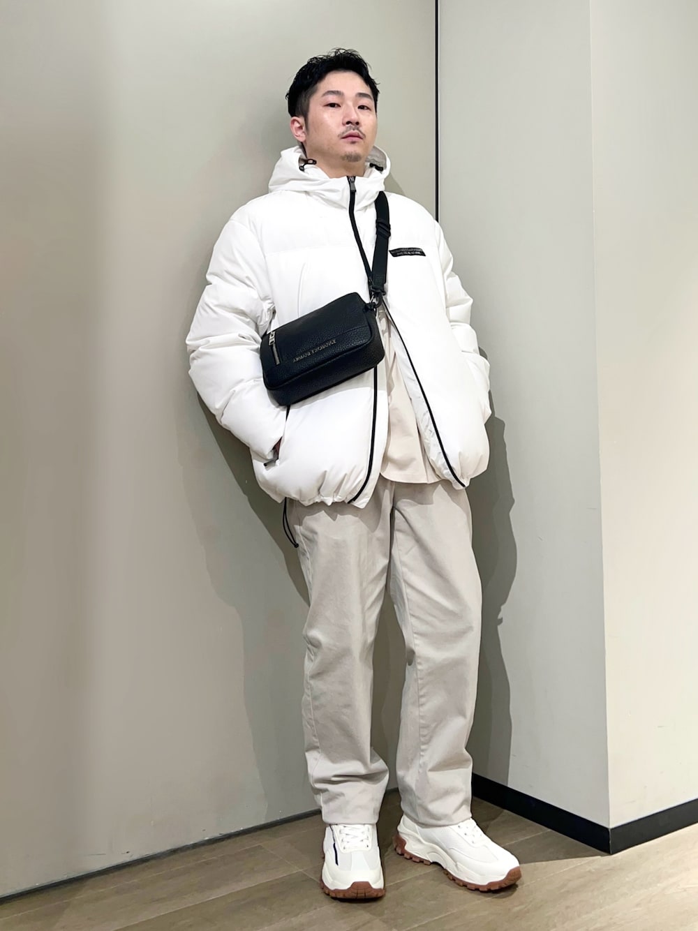 「AXchanger、armaniexchange、AXchange、アルマーニエクスチェンジ、デートコーデ、冬アウター、ショルダーバッグ、シンプルコーデ、ダウンジャケット、ストリート、淡色コーデ、休日スタイル、スニーカー、ベージュ、ホワイト」｜「ARMANI EXCHANGEの【A|X アルマーニ エクスチェンジ】AXロゴ　レースアップスニーカー（スニーカー、ホワイト系）」を使った、🔩J.HARAさん（メンズ・167cm）の冬コーディネートの1枚目の写真