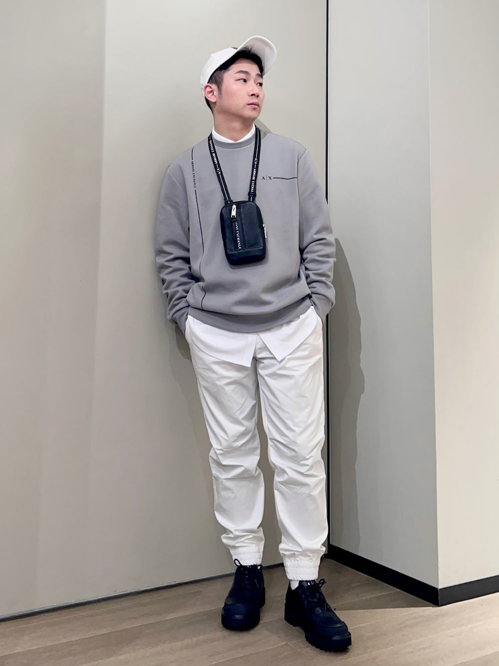 ブルー系のスウェットパンツ、ホワイト系のシャツ/ブラウス、グレー系のスウェットを着用したメンズの冬コーディネートの1枚目の写真