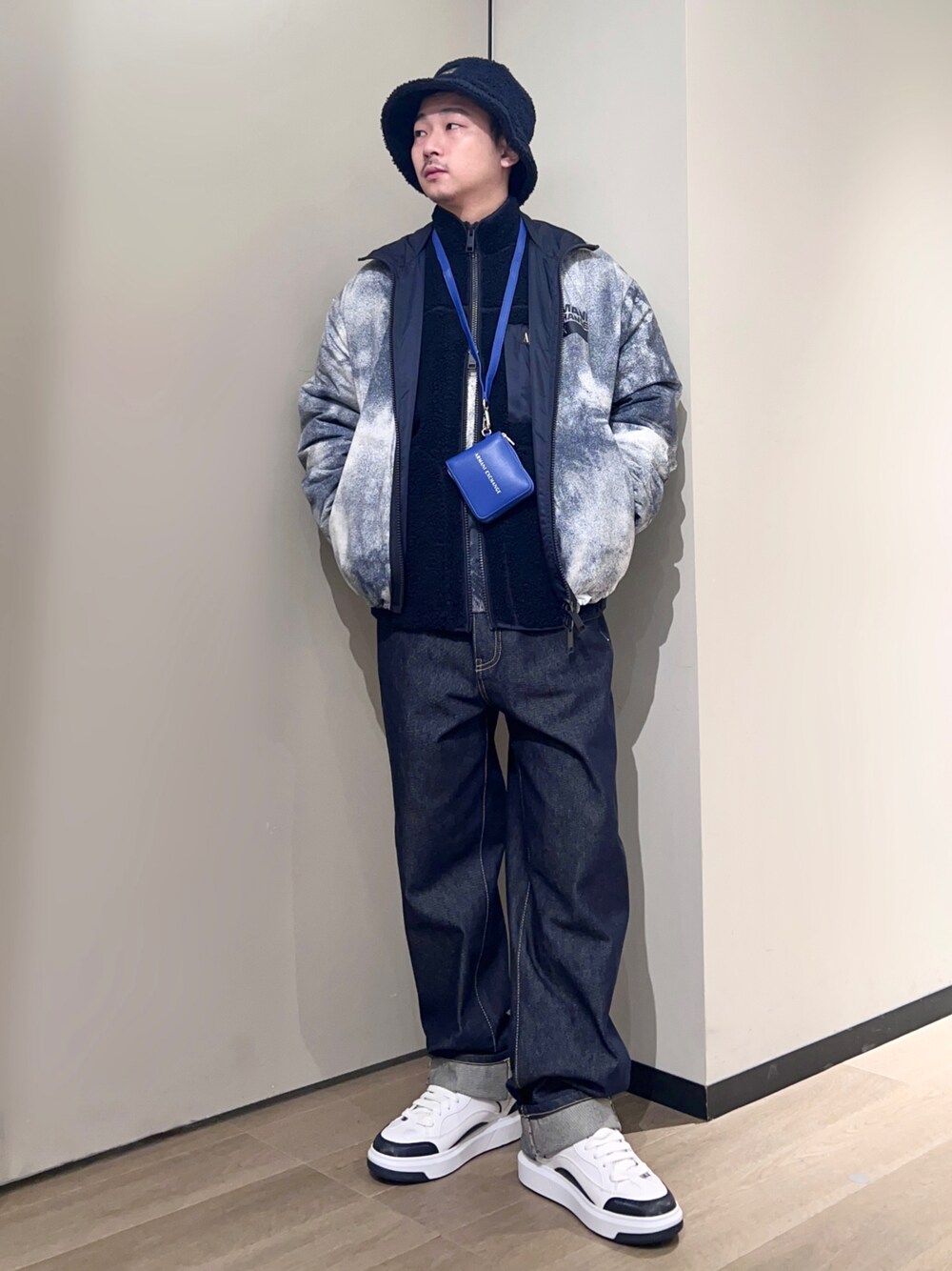 「AXchanger、AXchange、armaniexchange、アルマーニエクスチェンジ、ファッションを楽しもう、レイヤードスタイル、デニム、スニーカー、冬コーデ、秋冬コーデ、淡色コーデ、ストリート、韓国ファッション、バケットハット、ニット」｜「ARMANI EXCHANGEの【A|X アルマーニ エクスチェンジ】レースアップスニーカー（スニーカー、ホワイト系）」を使った、🔩J.HARAさん（メンズ・167cm）の秋コーディネートの1枚目の写真