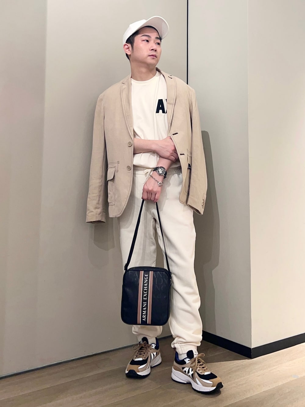 「AXchanger、AXchange、armaniexchange、アルマーニエクスチェンジ、淡色コーデ、きれいめカジュアル、春アウター、スクエアバッグ、ストリート、春服みてみて、スウェット、春コーデ、ベージュ、ワントーンコーデ、いまどきジャケット写真」｜「ARMANI EXCHANGEの【A|X アルマーニ エクスチェンジ】ロゴ　レースアップスニーカー（スニーカー、ベージュ系）」を使った、🔩J.HARAさん（メンズ・167cm）の春コーディネートの1枚目の写真