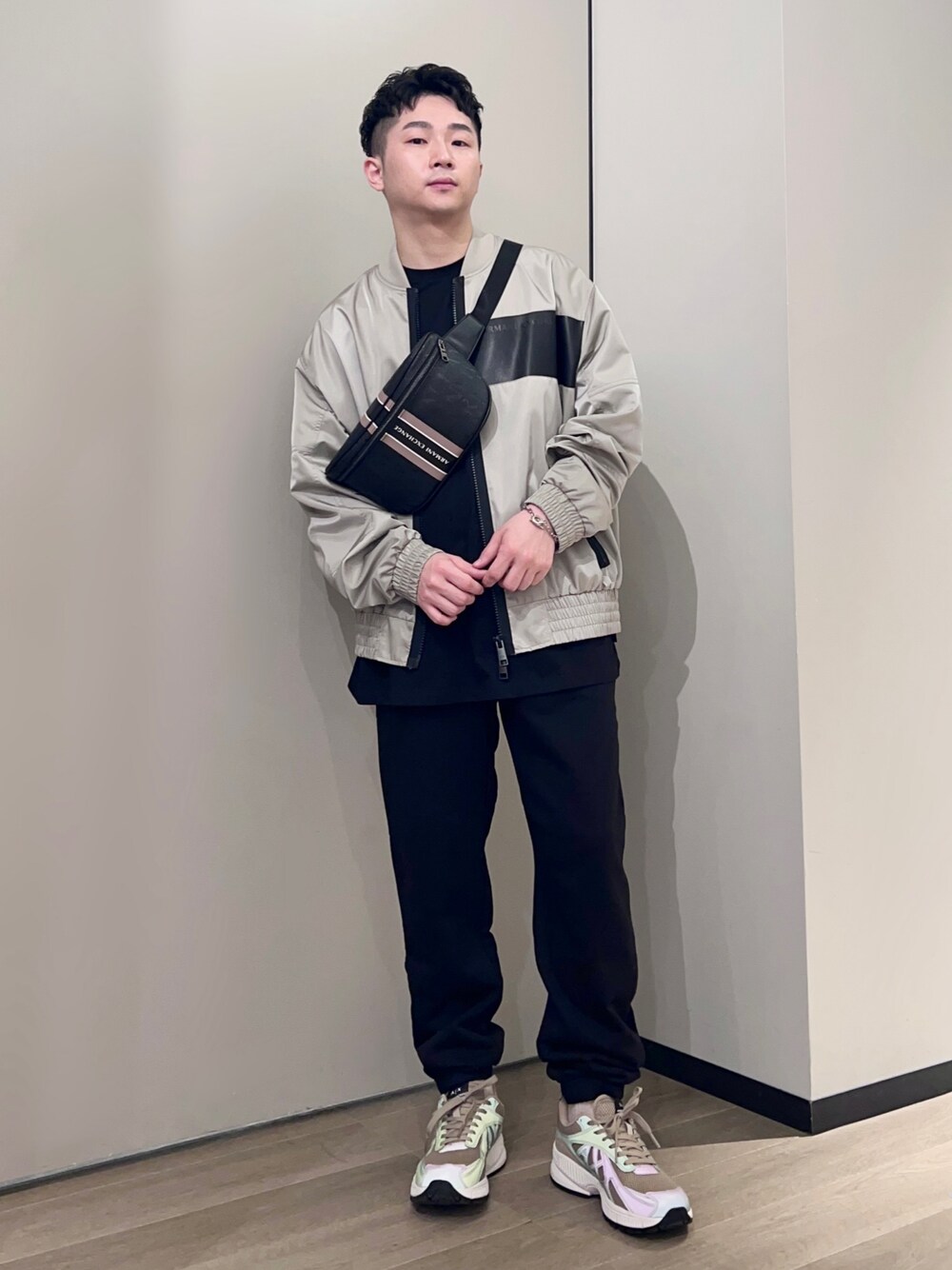 「AXchanger、AXchange、armaniexchange、アルマーニエクスチェンジ、春アウター、ビッグシルエット、ストリート、春服みてみて、休日スタイル、春コーデ、きれいめカジュアル、スウェットパンツ、スポーツミックス、スニーカー、グレージュ」｜「ARMANI EXCHANGEの【A|X アルマーニ エクスチェンジ】ロゴ　レースアップスニーカー（スニーカー、その他）」を使った、🔩J.HARAさん（メンズ・167cm）の春コーディネートの1枚目の写真