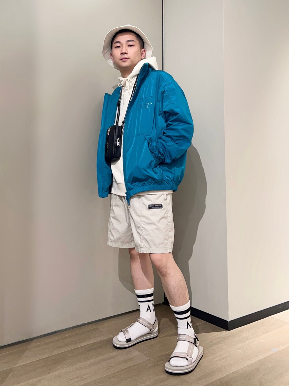 「AXchanger、AXchange、armaniexchange、アルマーニエクスチェンジ、春コーデ、いまどきジャケット写真、ショルダーバッグ、ベージュ、バケットハット、淡色コーデ、休日スタイル、ショップスタッフのアクティブコーデ、ビッグシルエット、ストリート、ootd」｜「ARMANI EXCHANGEの【A|X アルマーニ エクスチェンジ】ストラップサンダル（サンダル、ベージュ系）」を使った、🔩J.HARAさん（メンズ・167cm）の春コーディネートの1枚目の写真