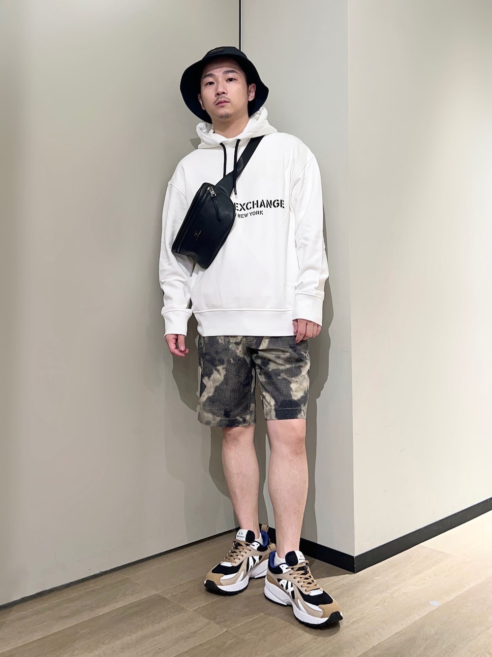 「AXchanger、AXchange、armaniexchange、アルマーニエクスチェンジ、ショートパンツ、スニーカー、ストリート、淡色コーデ、お出かけコーデ、アウトドアスタイル、バケットハット、パーカー、オーバーサイズ」｜「ARMANI EXCHANGEの【A|X アルマーニ エクスチェンジ】ロゴ　レースアップスニーカー（スニーカー、ベージュ系）」を使った、🔩J.HARAさん（メンズ・167cm）の夏コーディネートの1枚目の写真