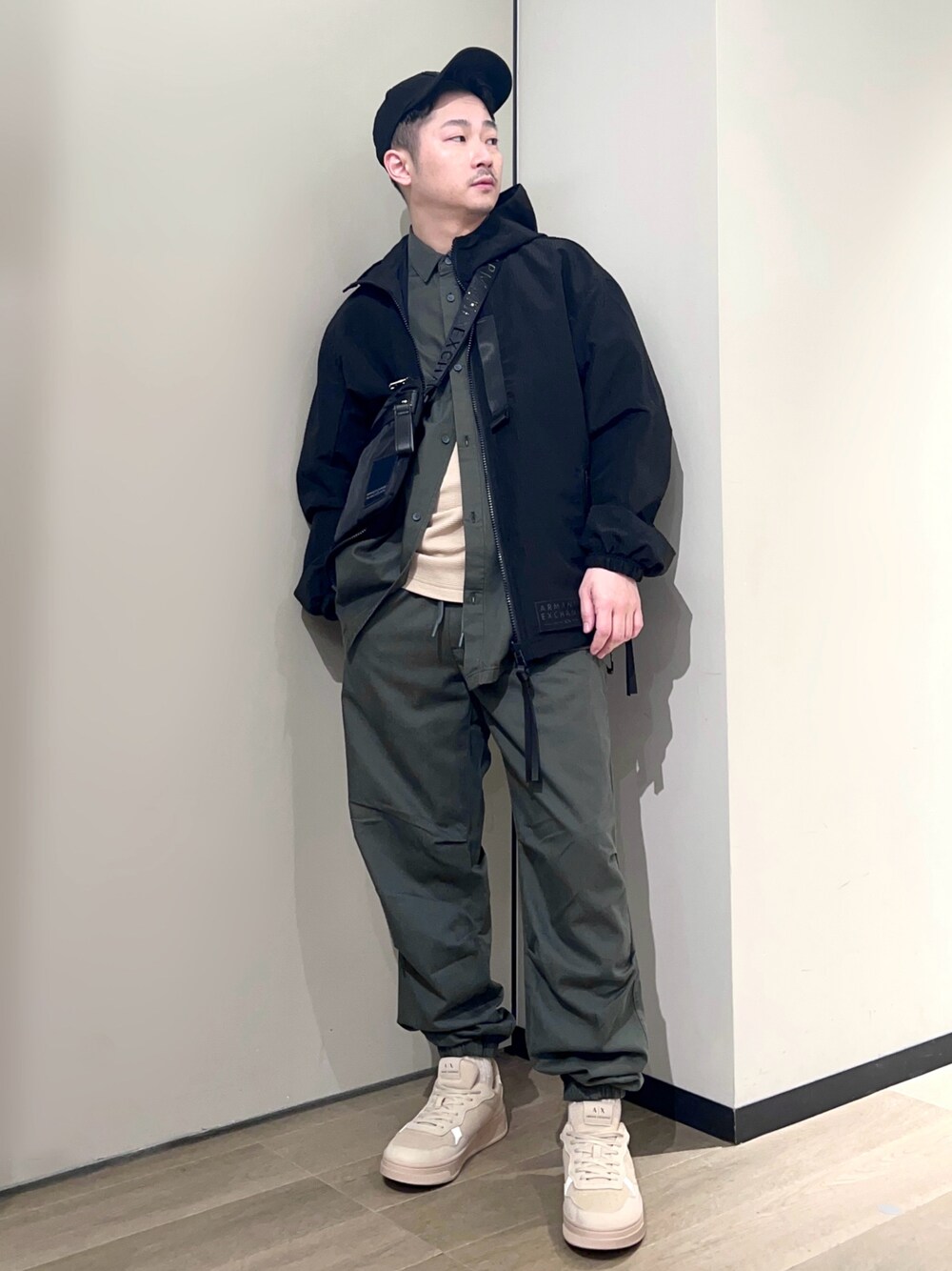 「AXchanger、AXchange、armaniexchange、アルマーニエクスチェンジ、春コーデ、ストリート、春服みてみて、セットアップ、レイヤードスタイル、お出かけコーデ、スニーカー、春アウター、アウトドアスタイル、大人カジュアル、キャップ」｜「ARMANI EXCHANGEの【A|X アルマーニ エクスチェンジ】AXロゴ　レースアップスニーカー（スニーカー、ベージュ系）」を使った、🔩J.HARAさん（メンズ・167cm）の春コーディネートの1枚目の写真