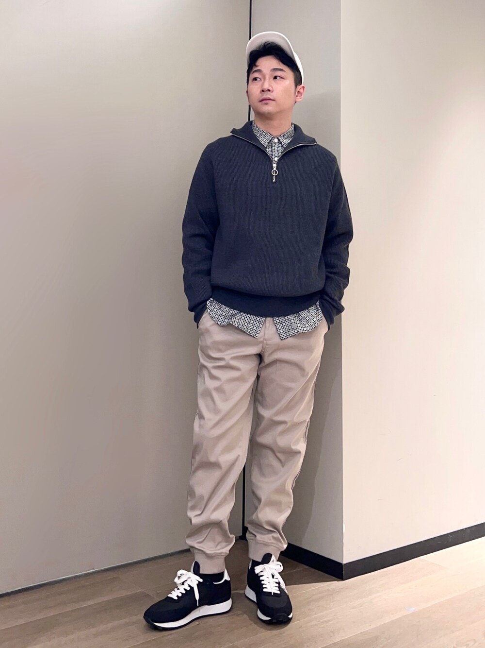 「armaniexchange、ARMANIworld、AXchanger、AXchange、WelcomeARMANI、アルマーニエクスチェンジ、ハーフジップ、レイヤードスタイル、きれいめコーディネート、大人カジュアル、ニット、ベージュ、グレー、ootd、冬コーデ」｜「ARMANI EXCHANGEの【A|X アルマーニ エクスチェンジ】ロゴ　パネルキャップ（キャップ、ホワイト系）」を使った、🔩J.HARAさん（メンズ・167cm）の冬コーディネートの1枚目の写真