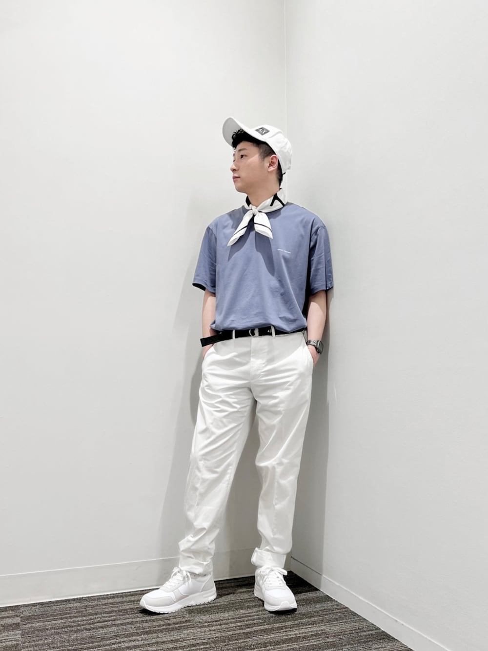 グレー系のTシャツ/カットソー、ホワイト系のスニーカー、ホワイト系のチノパンツを着用したメンズの夏コーディネートの1枚目の写真